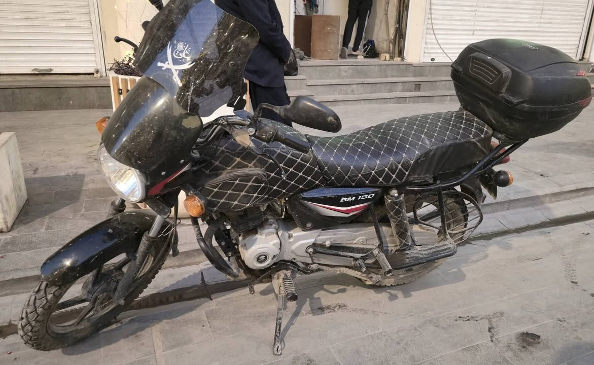 السلام وعليكم
دراجه بوكسر للبيع 
موديل 22 
رقم بغداد تحويل ثاني يوم 
استخدام شخصي دراجة نظيفه ما مشتغله دلفري
سعر المطلوب ٢٣٠٠ 
موبايل  ***********
