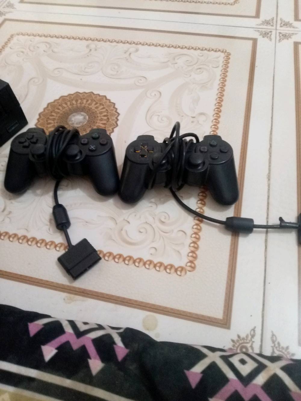 بلي 2 للبيع السعر 50مع ملحقاته الي همه دبل جوستك 2 فلاش ميموري والفيش الخلفيه مروحه نضيفه او اذا تريده بدون ملحقاته ب30 بلي نضيف نضافه 80بل ميه مكاني ناصريه شوفه  الي يريده يراسلنه واتساب