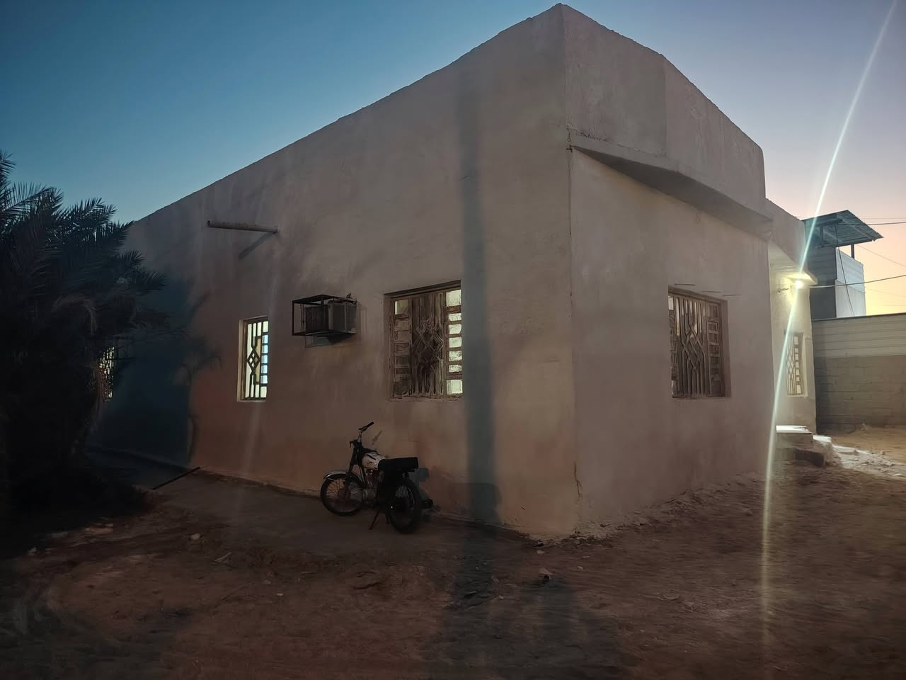 بيت مساحة ١٠٠٠ متر مساحة البناء ٢٦٠ يحتوي على ٤غرف واستقبال ٢ مطبخ صحيات ٢ على شارع تبليط وبظهره نهر حديقة كبيرة بيها نخل كراج كلش كبير يبعد على شارع العوجه ١٥٠ متر شارع سيد علي طابو سهم للاستفسار ***********  ***********
