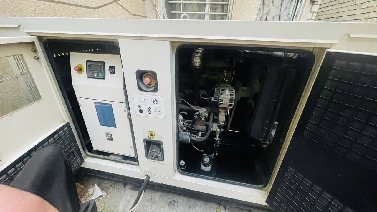 مولدة بركينكز ٣٠ kw بريطاني محرك + غرفة سايلنت بريطاني اصلي 
ساعات تشغيل ٥٤٠ ساعة فقط شهرين استخدام 
اويا كيبل ٢٠ متر + برد اتو سعر ٦٠٠ دولار + تانكي كاز 
دهن جديد و فلتر دهن جديد
سعر ٤٧  ورقه
***********
