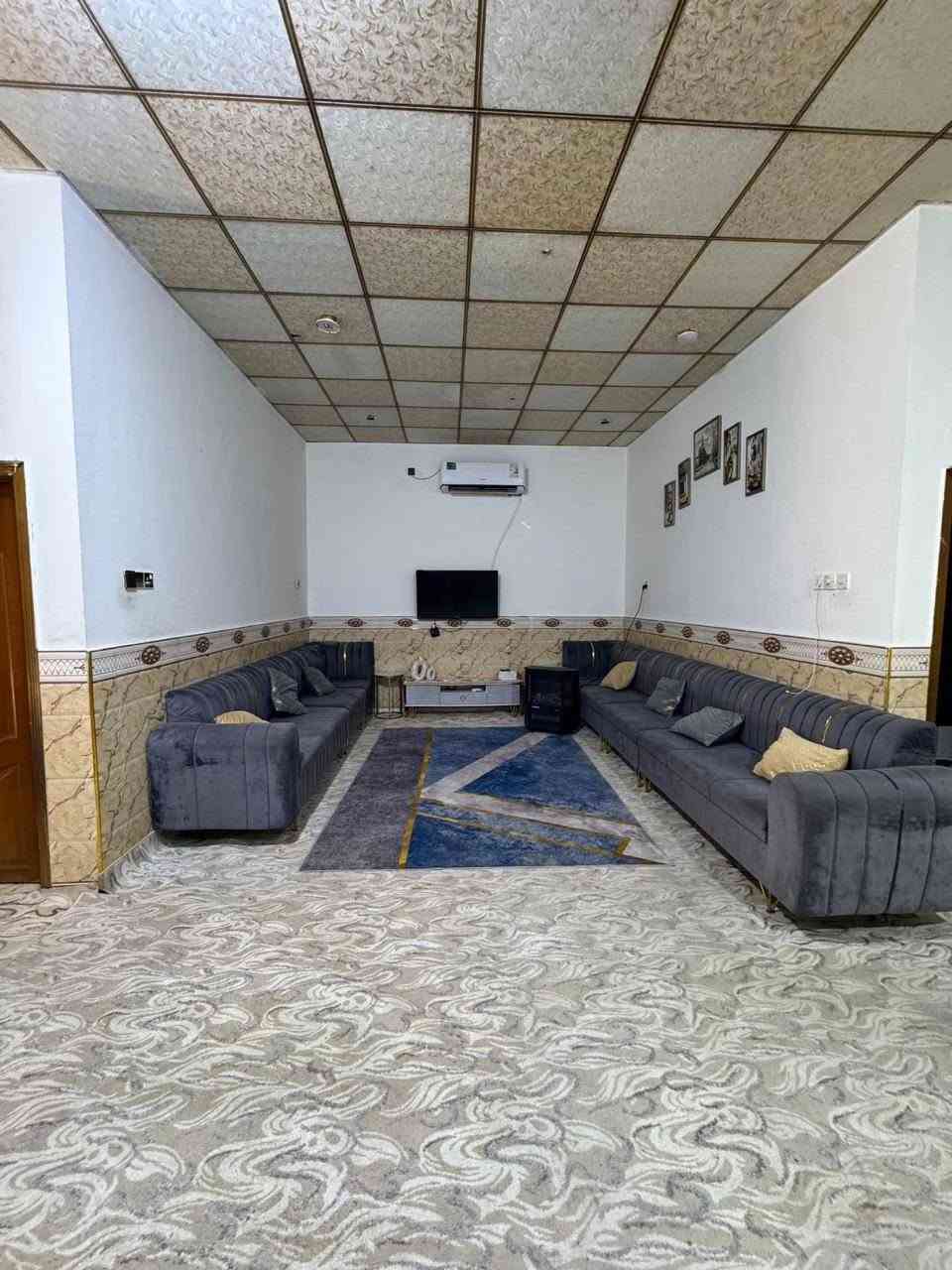 بيت للبيع في دور الشرطه قطاع 74 مساحته 200 متر البيت طابقين 
الطابق الاول غرفتين نوم وصاله جبيره ودوانيه ومطبخ وكراج مال سياره..
الطابق الثاني السقف سندويج بنل شقتين شقه خارجيه وشقه داخليه 
الشقه الخارجيه غرفه نوم وصاله ومطبخ وصحيات ..
الشقه الداخليه.. غرفتين نوم وموزع صغير وصحيات.
السعر225 وبي مجال قليل/*********** البصرة, العراق
