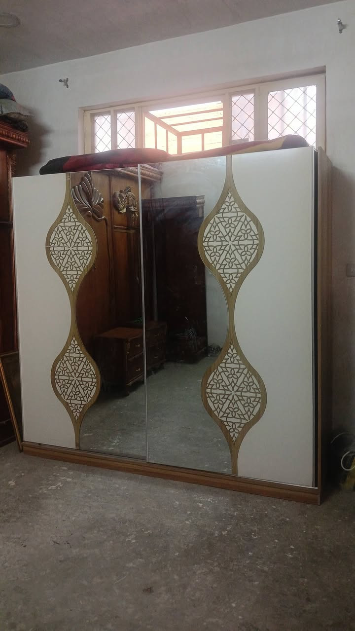 سلام عليكم غرفه صاج ٦ باب للبيع بس مابيه تخت مكسور كنتور تركي هم ويه غرفه سعر ٢٥٠ مكاني زعفرانيه بدايت شارع معهد ***********
