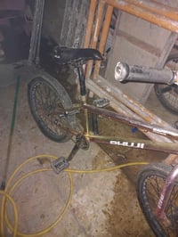 بايسكل ثنين نوع BMX.واحد ملون ذهبي والثاني اسود سعر 75 ثنينهم 150