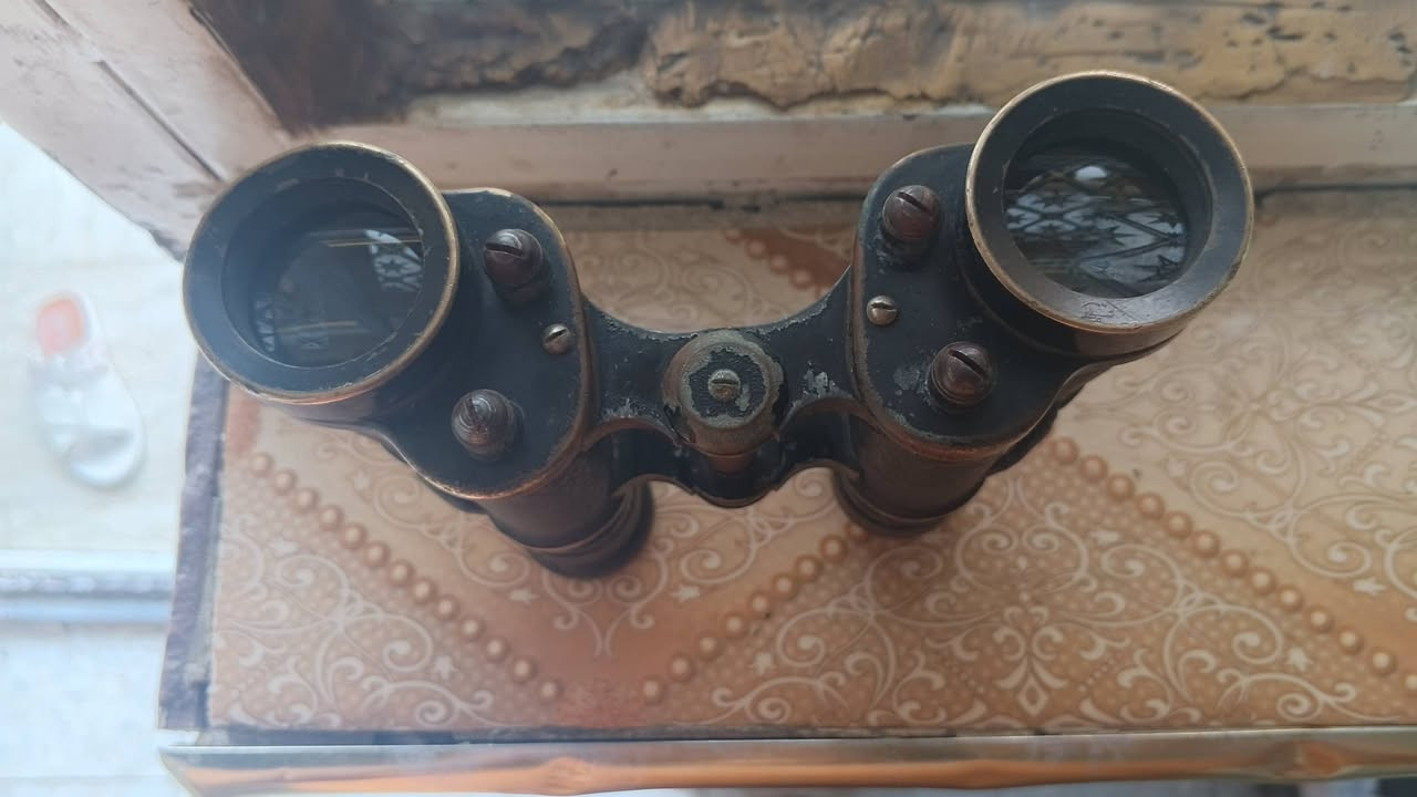 (للبيع: ناظور عسكري بريطاني أصلي - أنتيك من الحرب العالمية الثانية)***********

