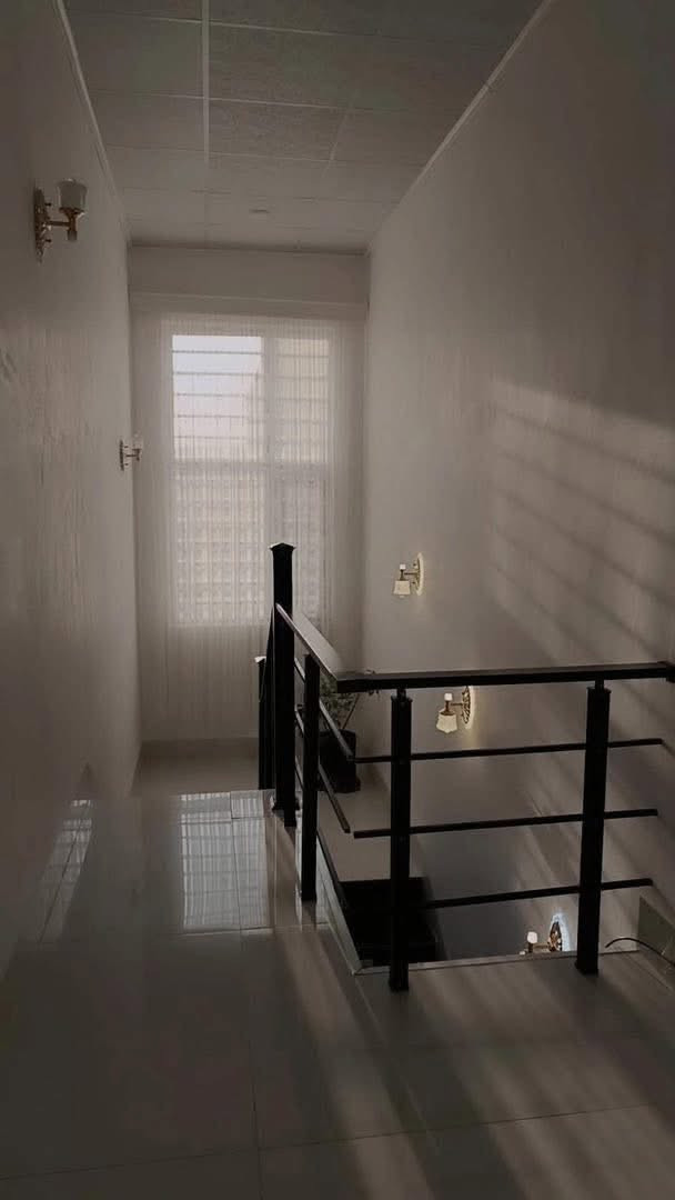📍 الموقع: رابرين – قريب على سكلة خورشيد

🏡 بيت للبيع

📐 المساحة: 125 متر
📄 زراعي – سند 25

🧱 بناء جديد، عمره أقل من سنة

🔹 غرفة كبيرة في الطابق الأرضي
🔹 غرفة كبيرة في الطابق العلوي
🔹 استقبال
🔹 صالة كبيرة جداً (6×6)
🔹 مطبخ
🔹 نظام دكت
🔹 سقوف مغربي حديثة

🎁 الملحقات المشمولة مع البيت:
✔️ كاونتر صاج

💰 السعر: 60 مليون دينار
📌 بيه مجال قليل بالسعر

📞 للاستفسار: ***********
