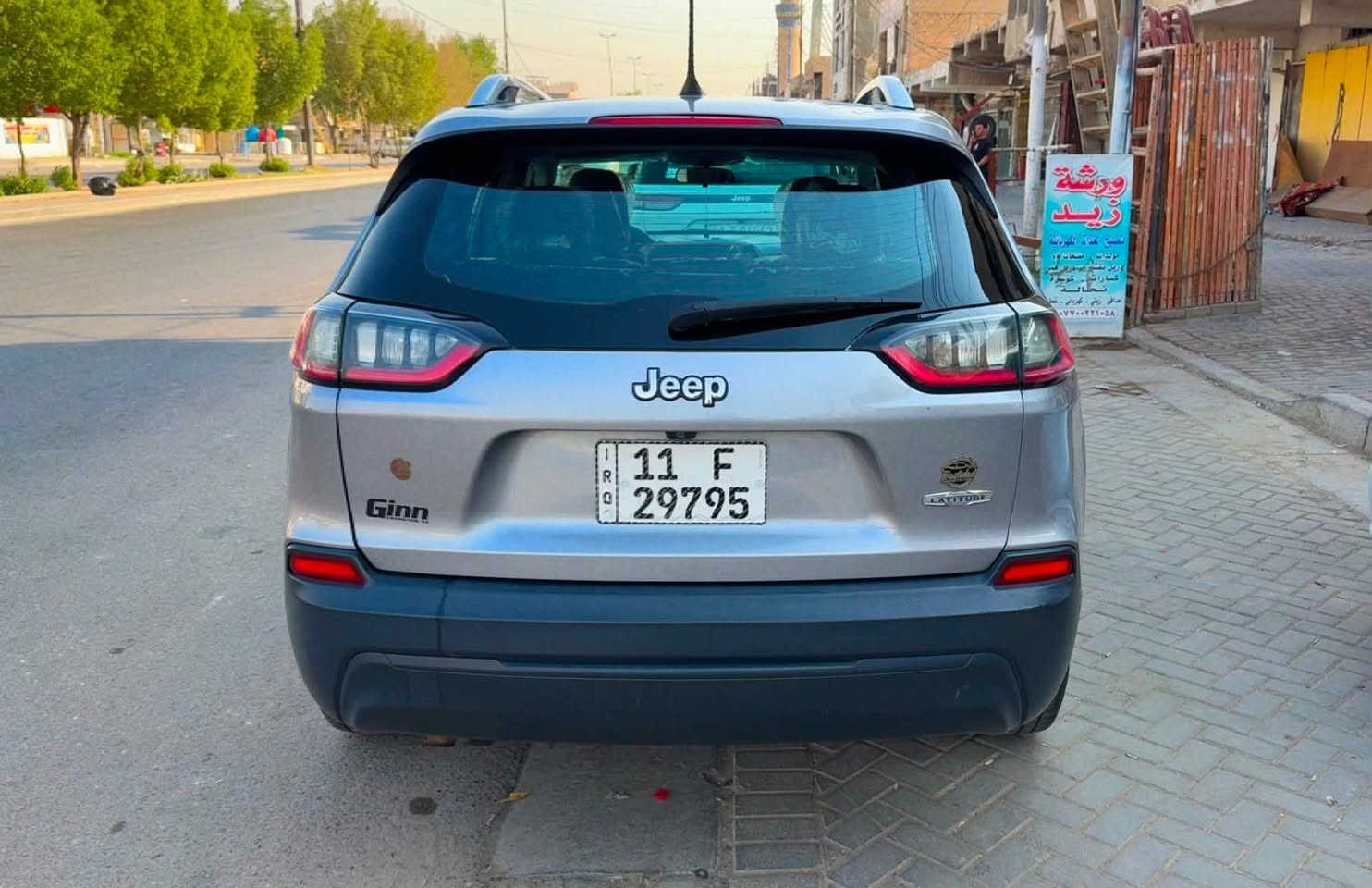 ســـلام عـلـيـكـم
سيارة : jeep Cherokee 
موديل السيارة : 2019
نوع الصنع : وارد امريكي 🇺🇸
مكان السيارة : بغداد
ممشى السيارة : 127000km
⚙️:محرك السيارة بحجم 2400cc و ناقل الحركة 9 سرعات 
المحرك و ناقل الحركة مكفولات ✅
رقم بغداد انكليزي
🛑مـواصـفـات🛑

1- كاميرا خلفية 
2- شاشة 
3- Apple car play &Android Auto 
4-كراسي مخمل
5- سايد بريك كهربائي  
6- تحكمات ستيرن 
وباقي المواصفات معروفة بفئة (latitude)

🎦 صور الحادث مرفقة في المنشور 
يوجد فيها باب فقط صبغ
السعر:135 وبيها مجال 🤍
الرقم : ***********
