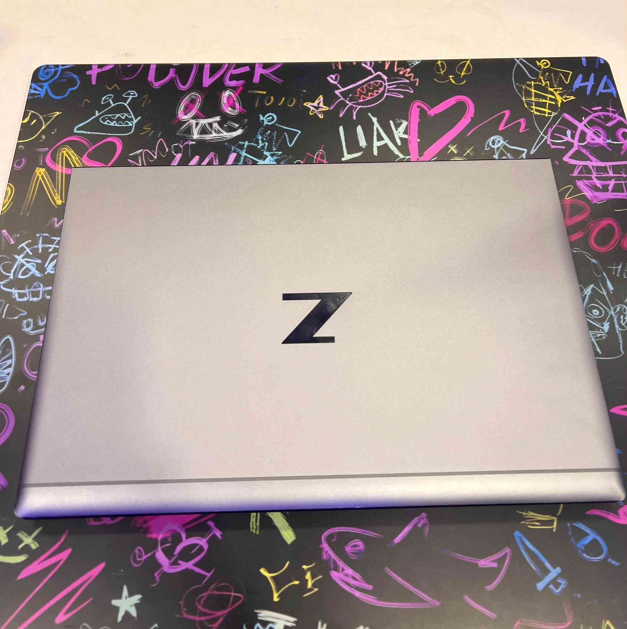 السعر: 375,000 د.ع فقط (قفل)
رقم:*********** WhatsApp 

💻 لابتوب الأعمال والأداء الراقي (HP ZBook Firefly 14 G7) 💼
جهاز أنيق، خفيف الوزن، وبعملية وسرعة ممتازة تناسب الدراسات، العمل المؤسسي، البرمجة، والتصفح اليومي.
⚙️ المواصفات التقنية:
 المعالج (CPU): Intel Core i5-10310U (سريع وعملي)
 الذاكرة العشوائية (RAM): 8 جيجابايت
 التخزين (Storage): هارد SSD سريع بمساحة 256 جيجابايت 
 كرت الشاشة (Graphics): Intel UHD Graphics
 الشاشة: حجم 14 fhd إنش عملية ومثالية للحمل والنقل

الضمان: ضمان حقيقي لمدة شهر كامل لسلامة جهازك
 الهدايا: جنطة + ماوس هدية مع الجهاز 🎒🖱️
 التوصيل: متوفر توصيل لباب البيت بـ 5,000 دينار فقط

نص مكتوب في الصور:
- System > About
- Device name
- DESKTOP-64SRHTG
- Processor
- Intel(R) Core(TM) i5-10310U CPU @ 1.70GHz (2.21 GHz)
- Installed RAM
- 8.00 GB (7.78 GB usable)
- Graphics card
- Intel(R) UHD Graphics (128 MB)
- Storage
- 48 GB of 238 GB used
- Device ID
- C7A4527B-51F7-4985-838B-1998E20984C6
- Product ID
- 00355-79832-84118-AAOEM
- System type
- 64-bit operating system, x64-based processor
- Pen and touch
- No pen or touch input is available for this display