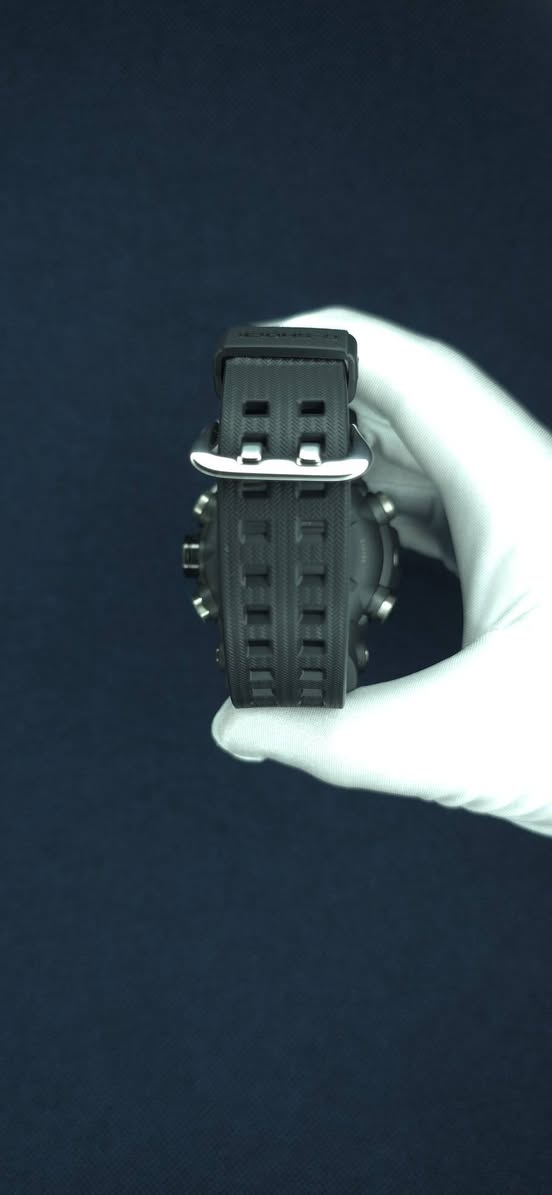 السلام عليكم 

ساعة كاسيو جي شوك مود ماستر بحالة جديد
GG-B100

° الوصف
• هذا طراز من السلسلة G-Shock Mudmaster مصمم للاستخدام في البيئات القاسية التي يتناثر فيها الحصى والأوساخ والحطام، ويستخدم مواد من الكربون. يساعد استخدام الكربون عالي الصلابة في الهيكل على منع التلف والتشويه، ويضمن مستوى عاليًا من الإحكام ومقاومة الصدمات. كما يتميز هذا الطراز بعامل تصفية يحمي من تسرب الوحل ومزود بظهر لوحة مصنوع من الفولاذ المقاوم للصدأ وغطاء خلفي مصنوع من الراتينج الصافي المقاوم للصدمات الممزوج بألياف زجاجية، هذا ما يمنحه مستوى عاليًا من المقاومة للغبار والوحل. ويأتي الإطار مزودًا أيضًا بثلاث طبقات من الراتينج الصافي مع حشوات من ألياف الكربون.

° المعلومات الأساسية

• القطر 51.3 ملم

• مقاومة الماء حتى عمق 200 متر

• ومقاومة الصدمات مقاومة الوحل و بنية حماية أساسية من الكربون

• مصدر الطاقة وعمر البطارية عمر البطارية التقريبي: سنتان على CR2025

• ضبط الوقت
Bluetooth: يتصل الطراز بالهواتف الذكية ويضبط الوقت تلقائيًا

• ميزة قابلية اتصال التطبيقات
ضبط الوقت التلقائي
إعداد سهل للساعة
توقيت عالمي لـ 300 مدينة تقريبًا
بيانات سجل الأنشطة اليومية
سجل المهام
مؤشر الموقع
ذاكرة الموقع
تخصيص تبديل الوضع/الشاشة
التصحيح التلقائي للارتفاع
الباحث عن الهاتف

• عرض وقت شروق الشمس ووقت غروب الشمس
وقت شروق الشمس ووقت غروب الشمس في تاريخ معين

• التوقيت العالمي ، 38 منطقة توقيت (38 مدينة + التوقيت العالمي المنسق)، تشغيل/إيقاف تشغيل التوقيت الصيفي، تبديل المدينة المحلية/مدينة التوقيت العالمي

• ساعة إيقاف بدقة 1/100 ثانية
من 00'00''00 إلى 59'59''99 تقريبًا (لأول 60 دقيقة)
من 1:00'00 إلى 23:59'59 تقريبًا (بعد 60 دقيقة)
وحدة القياس:
1/100 ثانية (لأول 60 دقيقة)
ثانية واحدة (بعد 60 دقيقة)
أوضاع القياس: الوقت المنقضي، وقت الانقسام، أوقات المكانَين الأول والثاني

• مؤقت العد التنازلي، وحدة القياس: ثانية واحدة، نطاق العد التنازلي: 24 ساعة، نطاق ضبط وقت بدء العد التنازلي: من ثانية واحدة إلى 24 ساعة (زيادات بمعدل دقيقة واحدة وزيادات بمعدل ساعة واحدة)

• ضوء LED لوجه الساعة (ضوء LED تلقائي، مصباح شديد الإضاءة، مدة إضاءة قابلة للتحديد (1,5 ثانية أو 3 ثوانٍ)، إضاءة الشفق)
إضاءة خلفية بتقنية LED للشاشة الرقمية (ضوء LED تلقائي، مصباح شديد الإضاءة، مدة إضاءة قابلة للتحديد (1,5 ثانية أو 3 ثوانٍ)، إضاءة الشفق)

• 5 منبهات يوميًا إشارة الوقت بالساعة

• نطاق مقياس الارتفاع: من -700 إلى 10000 م (من -2300 قدم إلى 32800 قدم)، وحدة القياس: 1 م (5 أقدام)، رسم بياني لإشارة العقرب إلى فارق الارتفاع، قياسات الذاكرة اليدوية (حتى 14 سجلاً، يتضمن كل منها الارتفاع والتاريخ والوقت)، بيانات السجل التلقائي (الارتفاعات العالية/المنخفضة والصعود والهبوط التراكمي)، ميزات أخرى: قراءات الارتفاع النسبية (±100 م/ ±1000 م)، فاصل قياس اختياري: 5 ثوانٍ أو دقيقتان (ثانية واحدة لأول 3 دقائق فقط) *التحويل بين المتر والقدم

• نطاق قياس الضغط الجوي: من 260 إلى 1100 هكتوباسكال (من 7,65 إلى 32,45 بوصة زئبقية)، وحدة القياس: 1 هكتوباسكال (0,05 بوصة زئبقية) إشارة العقرب لفارق الضغط (±10 هكتوباسكال)، الرسم البياني لاتجاه الضغط الجوي (قراءات آخر 20 ساعة أو 56 ساعة)، تنبيه معلومات اتجاه الضغط الجوي (تشير الصفارة والسهم إلى تغييرات مهمة في الضغط)، يمكن أن يعرض الرسم البياني لاتجاه الضغط الجوي آخر 20 دقيقة أو آخر 56 دقيقة من القياسات. وتظهر إشارة العقرب لفارق الضغط القيَم في وحدات من ±0.1 هكتوباسكال. *التحويل بين الهكتو باسكال 

• والبوصة الزئبقية بوصلة رقمية لقياس الاتجاه وعرضه كنقطة واحدة من أصل 16 نقطة، نطاق القياس: من 0 إلى 359 درجة، وحدة القياس: درجة واحدة، قياس متواصل لمدة 60 ثانية، إشارة العقرب إلى الشمال، تصحيح الانحراف المغناطيسي، معايرة الاتجاه (معايرة ثنائية النقاط، معايرة من ثمانية أرقام، معايرة تلقائية)

• نطاق قياس مقياس الحرارة: من -10 إلى 60 درجة مئوية (من 14 إلى 140 درجة فهرنهايت)، وحدة القياس: 0,1 درجة مئوية (0,2 درجة فهرنهايت) *التحويل بين درجة الحرارة المئوية ودرجة الحرارة بالفهرنهايت

جميع الساعات اصلية معا ضمان🤍.

عنوان: - بغداد - مدينة الصدر ـ الأورفلي 
توصيل لجميع المحافظات 
التواصل واتساب *********** 🤍.
