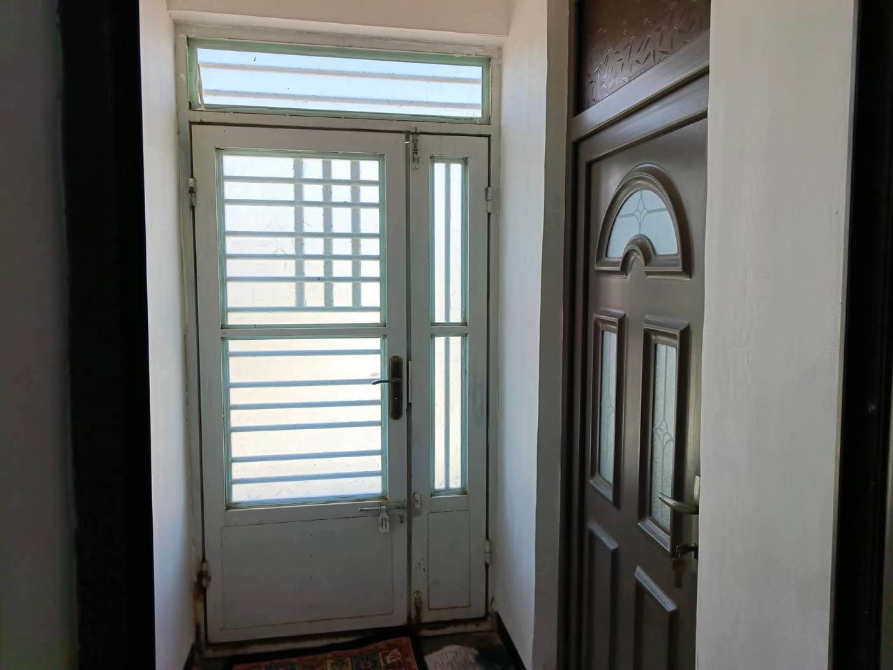 🏠 بيت للبيع – موقع مميز جداً

📍 العنوان: خلف الحكمة {خلف أسواق أبو كاوه}

🔹 مساحة البيت: 220 متر زراعي
🔹 البيت صب مركزي
🔹 واجهة مفتوحة ومباشرة على الشارع الرئيسي
🔹 الشارع سايدين
🔹 يبعد عن شارع الـ50 حوالي 50 متر
🔹 منطقة هادئة وموقع مميز، والبيت مقابل الشارع مباشرة
🔹 أمام البيت جبل وماكو بيوت مقابله

🛑 محتويات البيت:
• غرفة
• صالة
• كليدور
• مجمع حمامات خارجي

📑 المعاملة والطابو:
• قرار 320
• المعاملة موجودة داخل البلدية
• مشمول بالتطويب
• إمكانية تحويل المعاملة باسم المشتري داخل البلدية، شغلة رسمية وأصولية.

السعر 53 و بي مجال 
📞 للاستفسار والتواصل:
***********

