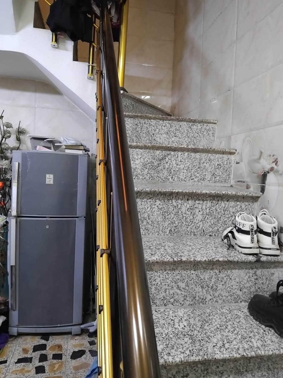بيت ركن زراعي في منطقة الطي في فرع ام البنين الفرع الخامس من بداية منطقه الطي قبل مجمع حسن الخفاجي..
١. يبعد عن الشارع الرئيسي 50 متر  
٢. عرض الفرع الاول 10 والثاني 12  
٣. يتحوي على طابقين الاول استقبال ومطبخ بارد حار وحمام مشترك 
٤. الطابق الثاني غرفتين نوم وحمام مشترك
٥. بيوتنه كبيرة في الطابق العلوي وسطحين
٦. منظومة كامرات مع خزانين ماء مع مطور ماء  
٧. خط ماء اساله صافي ومستمر بدون انقطاع + بير 
٨. السعر (165) والي يكول غالي وجاي اغني وسعري خيالي على عيني وراسي خل يجي ويشرفني ويشوف مكان البيت وموقعه ونضافته ويقارن باسعار المنطقه  واني بخدمته وخلي يشوف الشارع من تمطر الدنيا وتفيض الطي شارع هذا شلونه 
 يرجى الاتصال على الرقم(***********)
