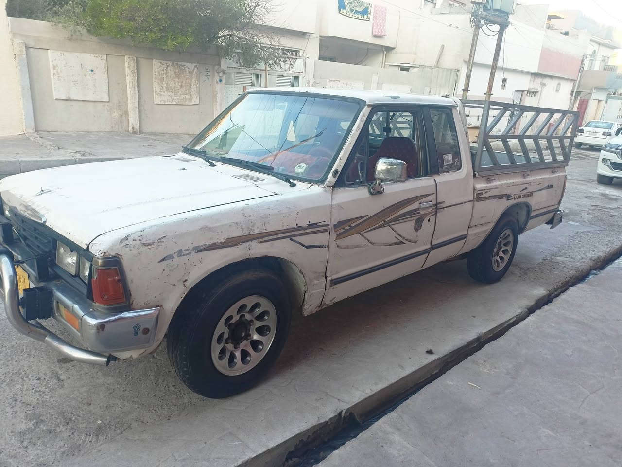 للبيع بيكم نسان قماره وربع مديل 84 كير شرط
محرك شرط اكسن شرط شاصي شرط 
كاربون بنزين بيها تريد وكاله تريد تحويل 
السعر ١٥ وربيها مجال 
***********او***********

