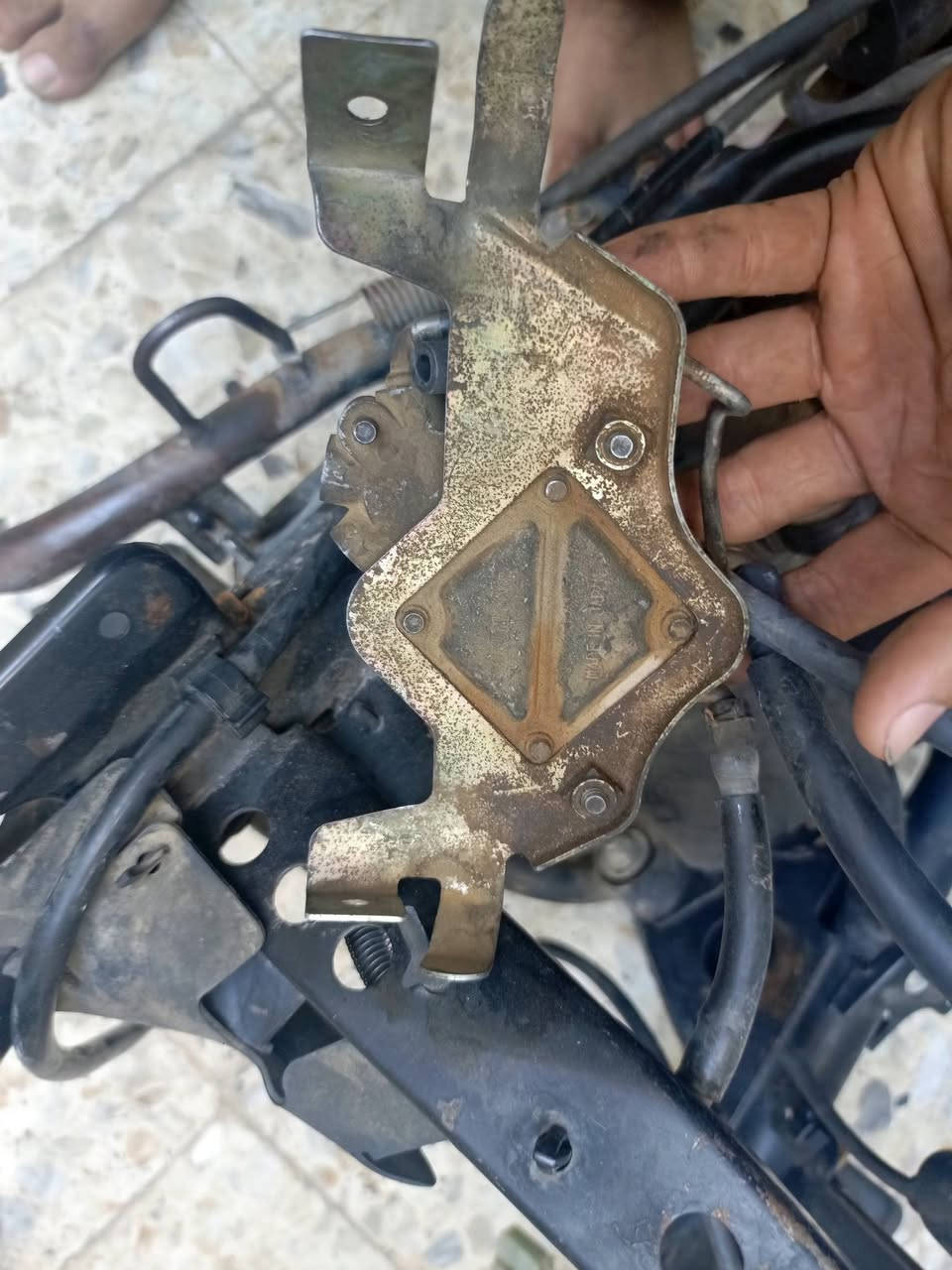 سلام عليكم مو جوه سوك جوة قندرة هههههههههههه 
اكسل ب 25 تعال افتح 

كور نضيف من كلشي ب 30 

صدر مال نثيه نضيف ب 15
 
ستين و ماكشه و شاصي مال نثيه ب 25 

ضفيرة اله تبجي مفولهههههههه ويها كويل و عقل و جوزة ب 40 كلشششششش نضيفه 
 
💥 بغداد مدينة صدر كيارة عندي توصيل جميع محافظا 💥

ويل امامي و بي تاير نضيف 90% ب 40 جاي نباع بس تاير ب 30 والله 

بس ويل خلفي ب 25 

سواد مال نثيه نضيف يخبل ب 20  بطن و كاعيه و ماكان الباتري هم 

فاكيوم اله يموت مال تفصيخخخخخخخخخخخخخخخخخخخخخخ بحت 
30 اله عوجان 
جنطه مال فحل ب 15 

عندي عقل ثنين مال نثيه الواحد على 20 على شغل هم 
0774956915

نص مكتوب في الصور:
- بيها هذا كسر بس اي تاثير ماكو اهل مصلحه يعرفون