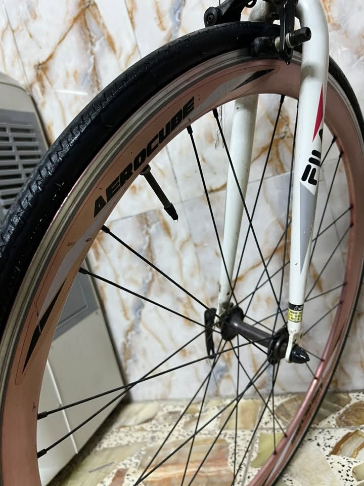 بايسكل road bike ماركة  Fila Aerocube ، قياس 700c ، بيها 7 نمر ، هيكل المنيوم ، بايسكل اصلي صنع كوريا ، نظيف وكله شغال بريكات امامي وخلفي وكير ، فقط بحاجه الى مكينه مال سرعات تشدها وتطلع بي ، السعر 130 وبي مجال للشراي ، مكاني بغداد الشعب
