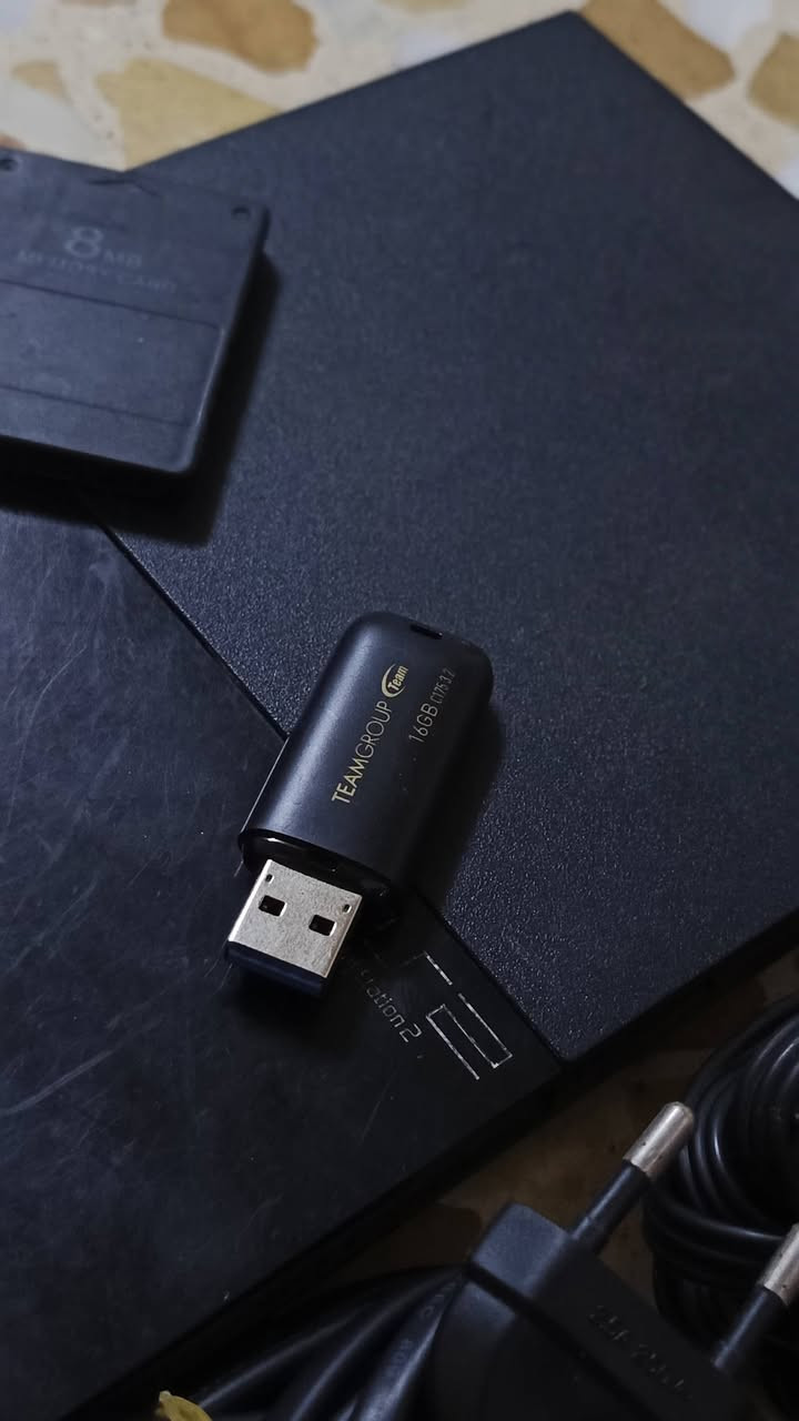 بلايستيشن 2 • ٢ يد تحكم • USB ١٦GB ألعاب