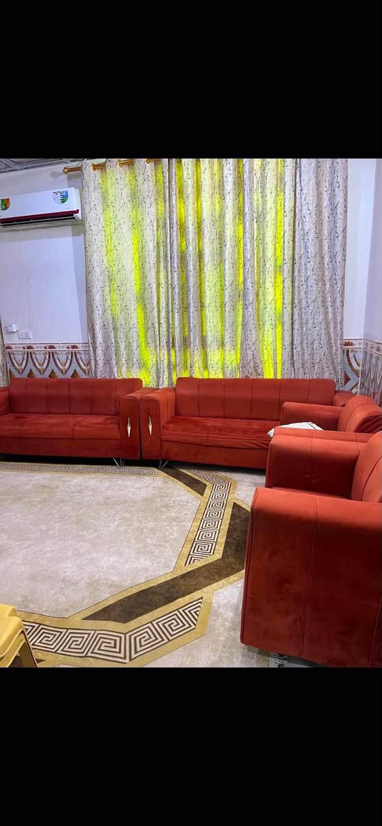 دارللبيع 200 متر بشارع المطار الجديدبشارع الشفلات المقرنص قريب جدا عل شارع طابق ونص الطابق الاول يحتوي على غرفتين وصاله وستقبال ومطبخ وحمامات داخليه وخارجيه والطابق الثاني غرفه سويت كامل السعر 85 الانصال على هذا الرقم ***********
