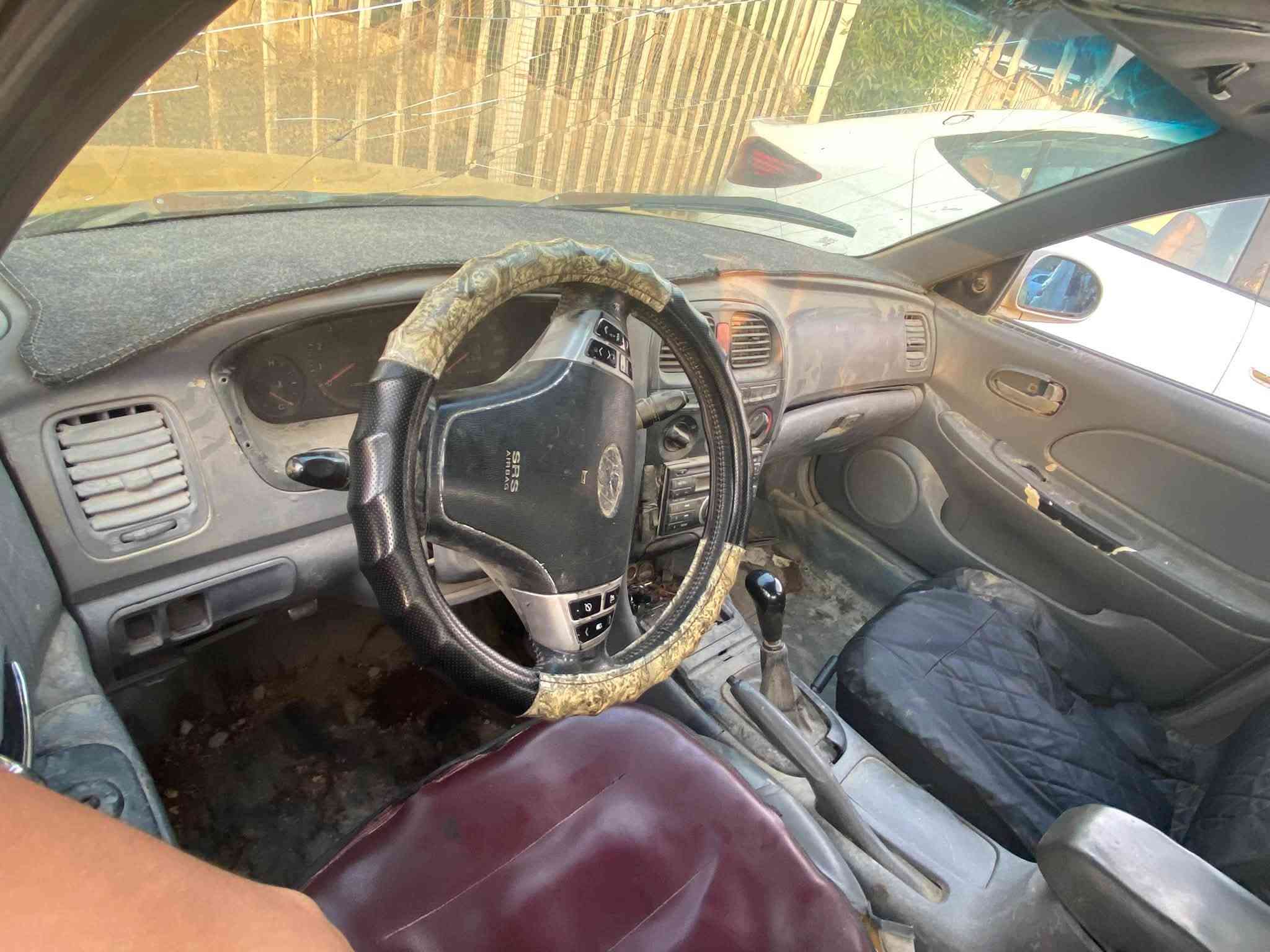 سوناتا موديل ٢٠٠٠ سنويه ساقطه ٢٠٢٢ مكينه بيها خيط بخار كير جديد صدر جديد سياره شغاله  السياره كير عادي السعر ١٨ وبيها مجال

