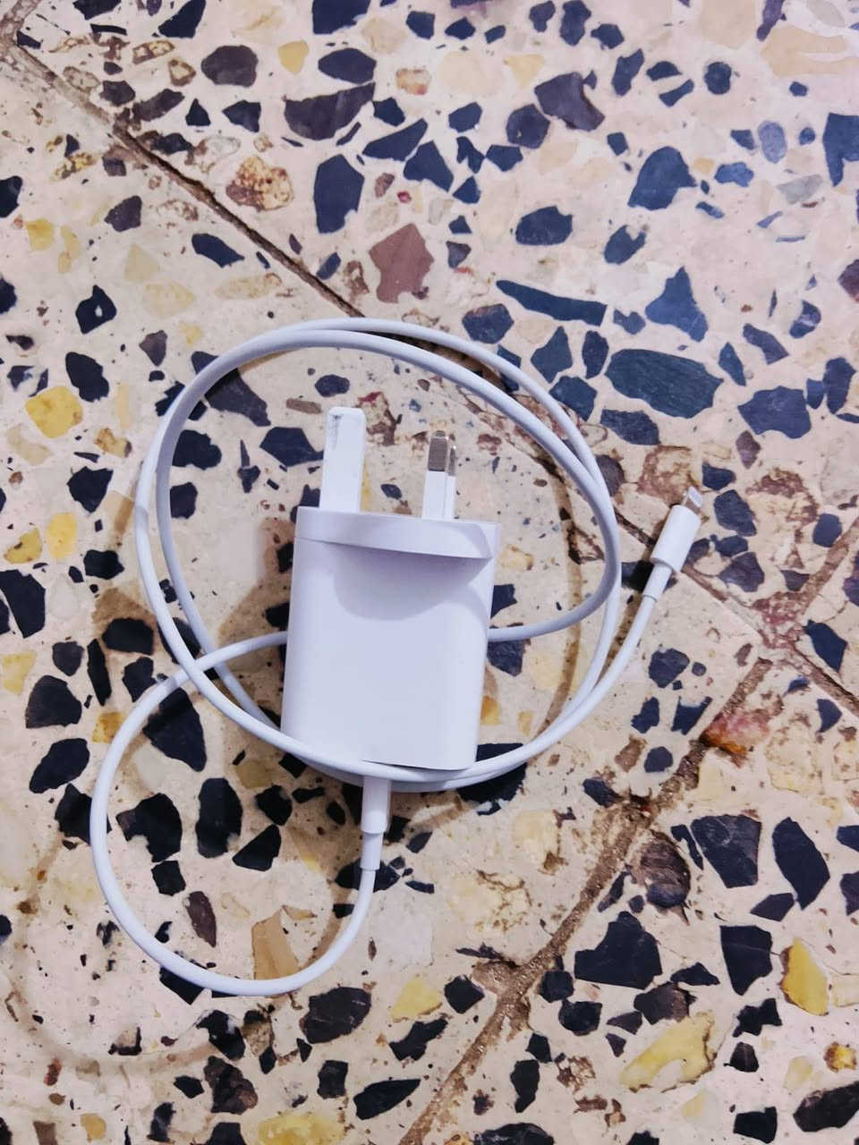 ايفون 13 برو ماكس • مستخدم أقل شهر • شاحن جيرلاكس ٢٠ واط