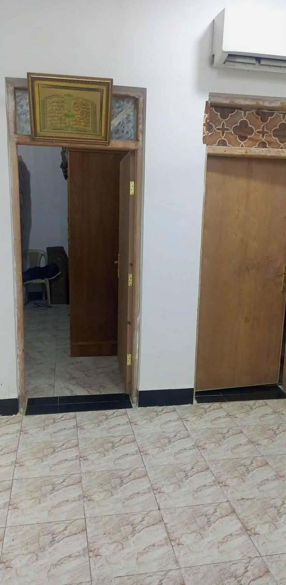 يا الله السلام عليكم بيت للبيع المساحه ١٥٠ غرفتين وصاله وستقبال ومطبخ وحمامات ثنين جاهز علا اخر حبايه مكان باب لدخول مال لمطار بين لدخول والخروج قريب علا شارع ١٠٠عن الشارع مسجل بلمختار وبي معاملت تطويب السعر ٥٠ وبي مجال رقمي *********** لبيت ١٠ يام ويفرغ اسلمه

