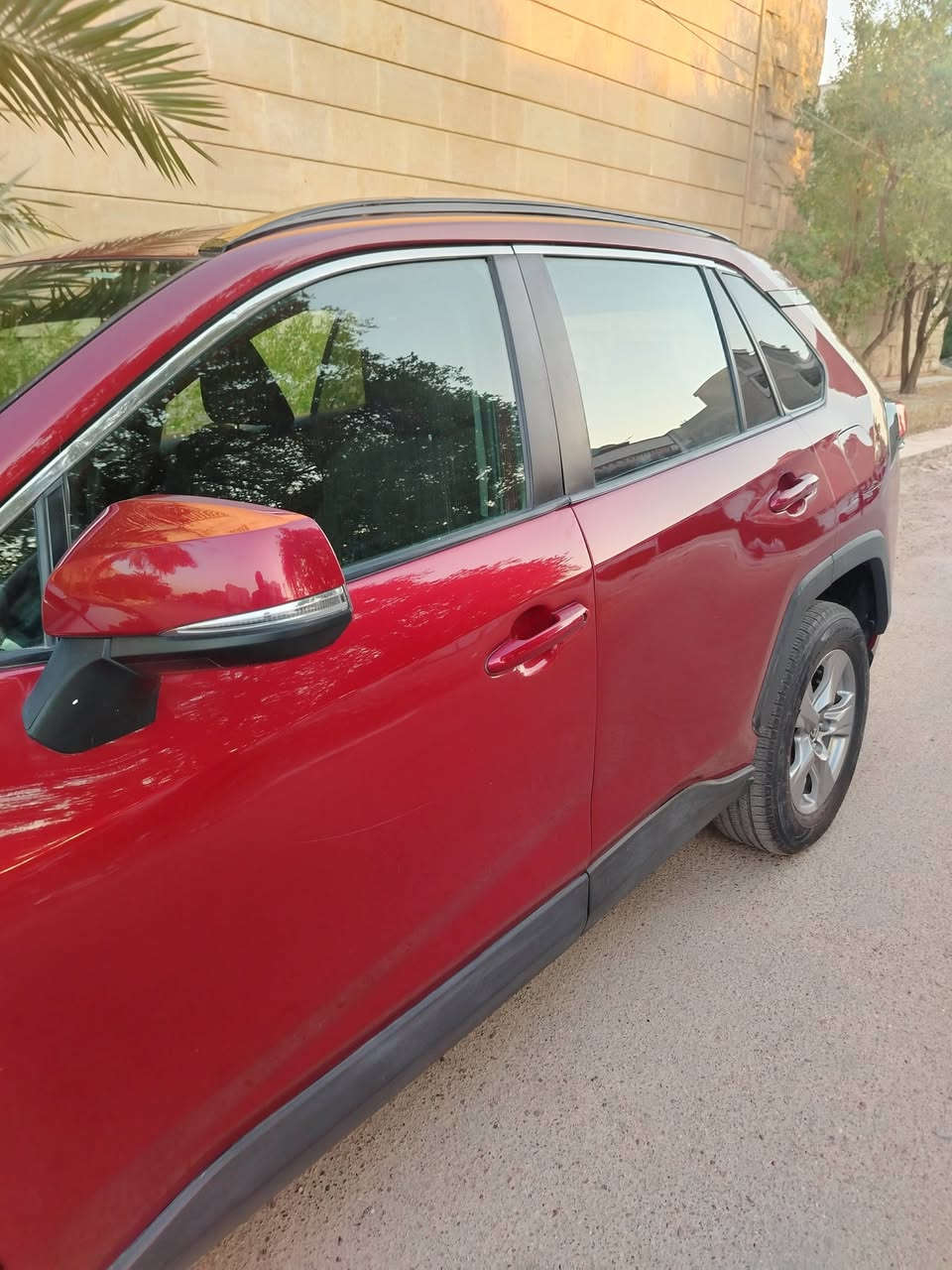 🚘 للبيع | تويوتا RAV4 Hybrid LE 2022
🔴 اللون: أحمر

🔥 راف فور هايبرد | اقتصادية وقوية | دفع رباعي

المواصفات:

• موديل 2022

• فئة LE Hybrid

• محرك 2.5 لتر، 4 سلندر هايبرد

• قوة 219 حصان

• AWD دفع رباعي

• الكير CVT أوتوماتيك

• شاشة

• Apple CarPlay وAndroid Auto

• كاميرا خلفية

• مكيف أوتوماتيك

• مثبت سرعة

• أنظمة أمان Toyota Safety Sense 2.0

• جنوط 17 إنش

• 5 مقاعد

• الممشى عند الاستيراد: 160,000 ميل

• الممشى الحالي: 175,000 ميل

• معاها طقم كشنات جلد لون رصاصي

🇺🇸 وارد أمريكي – ضربتها باب السائق

🎨 الصبغ:

• باب السائق

• الباب الخلفي جهة السائق

• الجاملغ الأمامي جهة السائق

✨ السيارة جاهزة من كل شيء

📌 رقم الشاصي VIN: 2T3MWRFV8NW137729

📍 العنوان: بغداد – اليرموك

💰 السعر: 20,000 $ قفل مال بيع — مناسب جداً

📞 للتواصل: *********** (واتساب)

