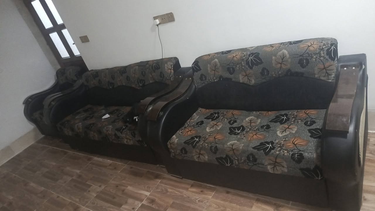 سلام عليكم غرفه نوم وتخم 8نفرات سعر 150 الف الاستفسار ***********
