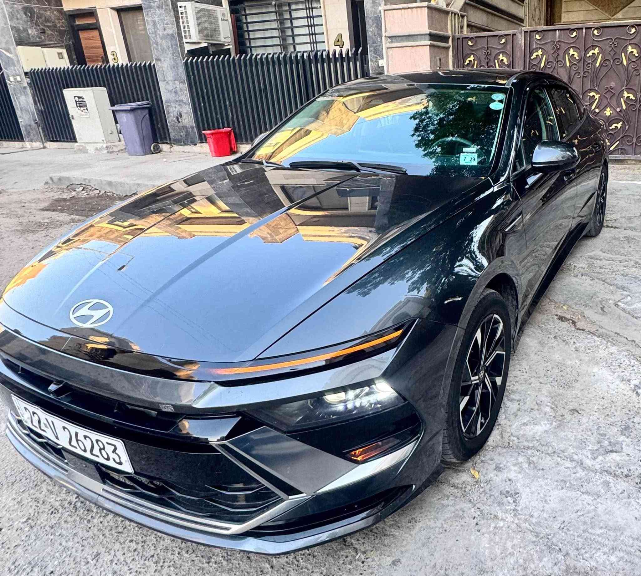 السلام عليكم
سوناتا 2024شكل الجديد🩶🩶🩶
لون رصاصي او نفطي
ملاحظه السياره صبغ جاملغ خلفي ونص باب خلفي 
مصبوغ طلع الصندوق كليل امريكا 
يعني 3قطع صبغ 
صور الحادث بل منشور 
مواصفات  
شاشه متصله 
كامره دواره
تبريد لمس 
اوتو هولد  هندبريك بصمه 
ثلاثه انظمه قياده 
لد امامي وخلفي 
كشن تدفئه
بصمه ابواب وبصمه تشغيل 
تشغيل عن بعد 
مكينه 2500بانزين
كير تعليك 8نمر
تحديد مسار 
رادارات امامي وجانبي
بعد بيها مواصفات
السياره دخول جديد
مكان السياره بغداد زيونه
السعر 17900$$بلاش 

 للاستفسار*********** بغداد, العراق

