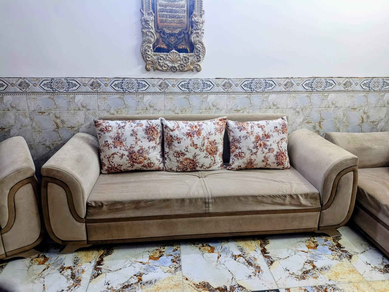 كنبة اصلية • ثقيلة • نظيف