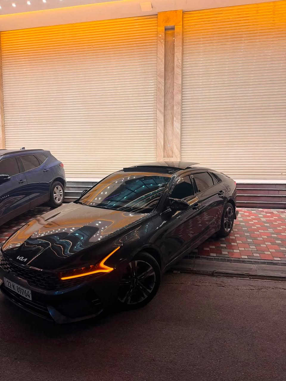 🚨 للبيع KIA K5 موديل 2022 🚨
🔥 حادث قطعة واحدة فقط  
▫️ حافة البنيد + البنيد مبدل نفس اللون وبدون صبغ  
▫️ السيارة بدون أي دواخل  
▫️ الراديترات أصلية ونفسهن  
▫️ السيارة كلش نظيفة ✨  
▫️ ماشية 100 ألف كم

⭐ المواصفات EX — أعلى من GT-Line ⭐  
📸 4 كاميرات 360°  
🪑 خزن كشنات  
❄️🔥 تدفئة وتبريد للكشنات  
📡 رادارات 360°  
🛑 توقف ذاتي  
🌌 بانوراما  
💡 إضاءة داخلية LED متغيرة وتحكم بالتلفون  
🔋 بطارية جديدة  
🛞 دسكات جديدة  
🔧 بلكات جديدة  
🚗 تايرات Bridgestone تخم جديد

🔹 السنوية جديدة  
🔹 الهزة جديدة  
🔹 بيها كومة مواصفات إضافية 😍

💰 السعر:160قابل للتفاوض 🤝

📍 المكان: بغداد – اليرموك  
📞 **للاستفسار: ***********
