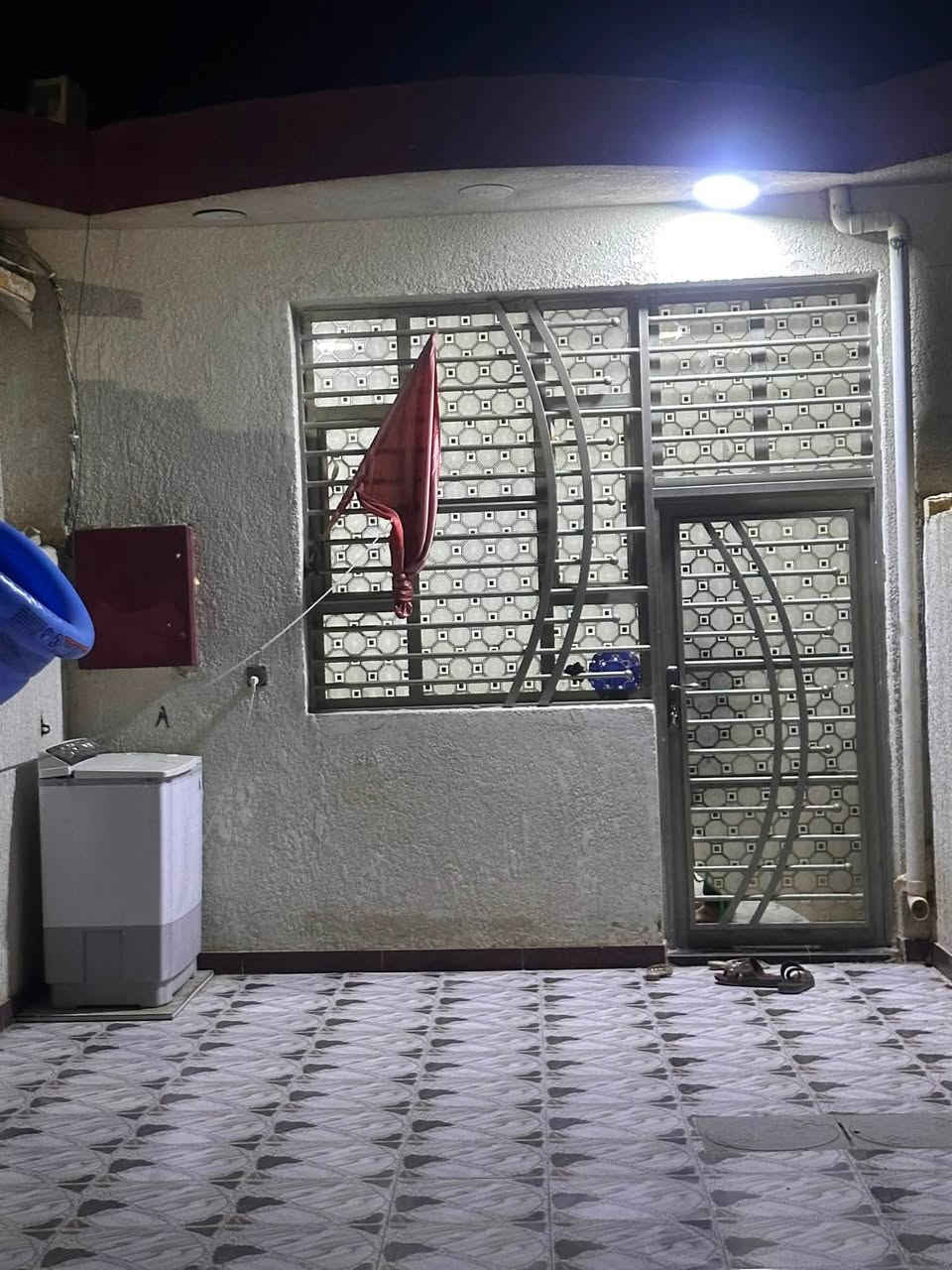 السلام عليكم بيت للبيع الكوت جديده نزلت الأقوس ع شارع 15
شارع البهادل 
المساحه175  غرفتين نوم 🛌 وصاله ومطبخ 
***********
