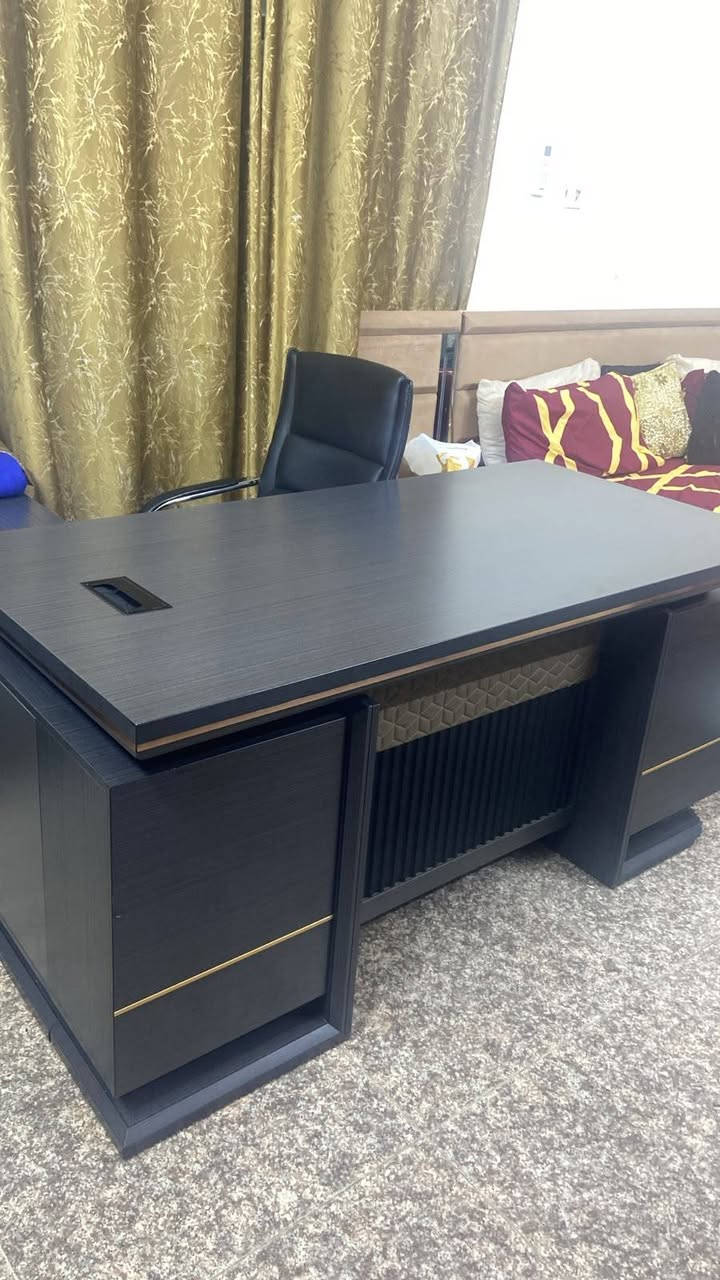 السلام عليكم
🔥 طقم مكتب إداري فاخر للبيع 🔥

✨ مكتب بتصميم عصري وأنيق، مناسب للمكاتب الإدارية، الشركات، غرف المديرين والعيادات.

🖤 المحتويات: • مكتب إداري فاخر بتفاصيل ديكور مميزة
• 3 كراسي جلد أسود مريحة
• مساحة عمل واسعة
• أدراج وخزائن للتخزين
• تصميم أنيق باللون الأسود مع لمسات ذهبية

💯 حالة ممتازة وتصميم راقي
📍 مناسب لمن يبحث عن الفخامة والترتيب بسعر مناسب.

💰 السعر: (250 الف ]  
📞 للاستفسار والتواصل: [ *********** ]
🚚 إمكانية التوصيل حسب الاتفاق
مكانه اليرموك
