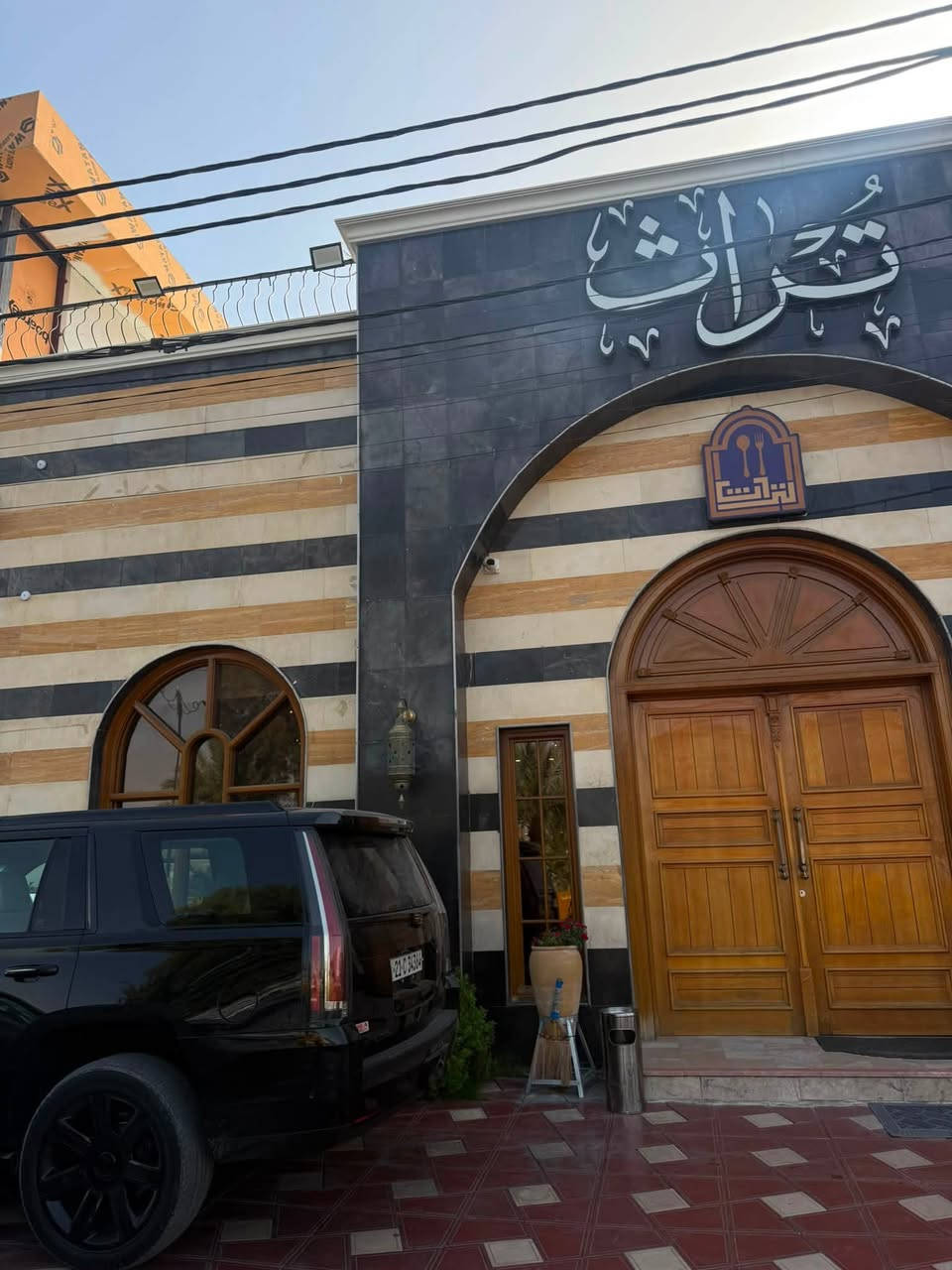 كاديلاك اسكاليد 2019. (خليجي) 
 
السيارة كفاله عامه من الحادث والصبغ بيها فقط بارد إصبعين . 
المحرك كفاله من الفتح و التبخير وكلشي 
الكير كفاله من كلشي. 
كهربائيات كله كفاله شرط كلوب واحد ما مشتغل بيها. 
السيارة ماشية 133 الف كيلو ترايها مال شركة. 
رقم سليمانيه  جديد بأسمي.

1-محرك v8 6200 cc. 
2-كير ١٠ نمر هايدراماتيك.
3-لايت امامي ٥ عدسات زنون 
4-كشافات زنون 
5-حساس امامي 
6_رادار امامي 
7-السيارة خمس كامرات وكامره 360 درجة. 
8-ويل ٢٢ انج .
9- ابواب بصمة خمس بصمات. 
10-بصمة تشغيل. 
11-مري شفط +قلابة 
12-اشاير مري
13-رادار مري جانبية 
14-دوسات كهربائية تنفتح وتنسد ويه فتحة الباب. 
15-دواخل عسلي. 
16-تنتة كنتارا اسود 
17-المراية الوسطية تتحول الى كامرة خلفية 
18-سلايد روف
19-كشنات خزن ميموري وضعيتين 
20-كشنات امامية كهرباء 
21-تدفئة تبريد كشنات 
22-سكليتر كهرباء 
23-مساج كشنات امامية 
24-ستيرن كهرباء 
25-تحكمات ستيرن 
26-داتا شو 
27-تحكم فور ويل 
28-عداد ديجتال
29-تدفئة ستيرن 
30-شاشة كبيرة لمس 
31-قاصة 
32-جميع التحكمات لمس 
33-ثلاجة 
34-شاحن لاسلكي 
35-مخارج usb+aux +مخرج كهرباء 110v+مخرج hdmi 

37-كشنات وسطية تدفئة 

39)باب الصندوق جكات. كهرباء 
40-حساس استشعار القدم لفتح الصندوق 
حساسات خلفية .

 
(كتلوكاتها وعدتها وسماعاتها والگاعيات واغراضها كلها موجودة مابيهن اي نقص ومضمومات) 

بيها تخم تاير. 
السيارة بحالة الوكالة وترايها مال شركة 

مكان / كربلاء . 
السعر /410 ورقة. 
رقم الهاتف/***********
