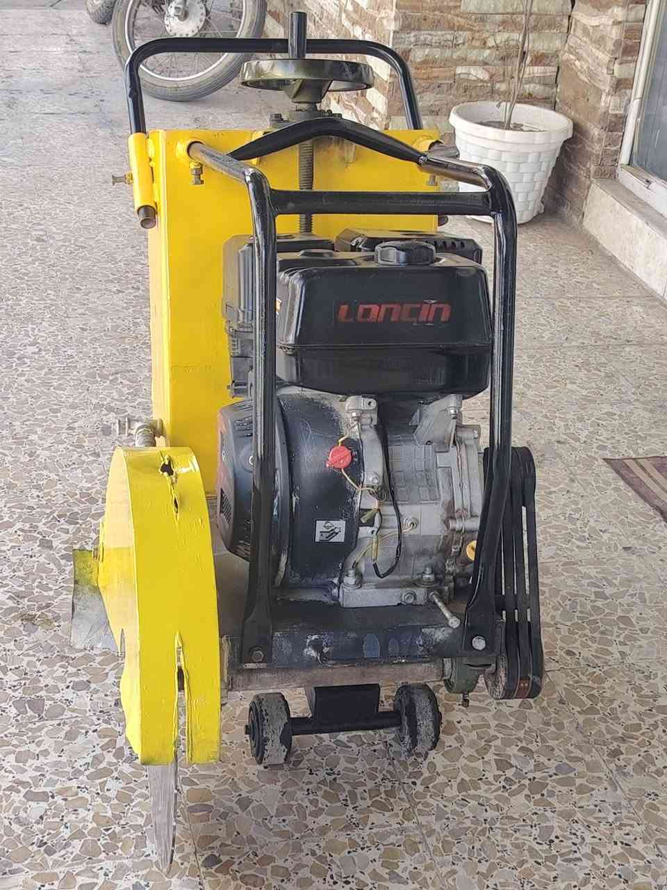 كتر قطع الصب الكونكريت والتبليط نوعيه سترونك نظيف 🚿 وجهاز العمال أي نقص ما بيه تانكي ماء🚰 يشتغل 
بلي 3قويش كتر نظيف وجهاز العمال
أي نقص ما بيه 
 غير متواجد على🔛 النت الاتصال***********حسين
