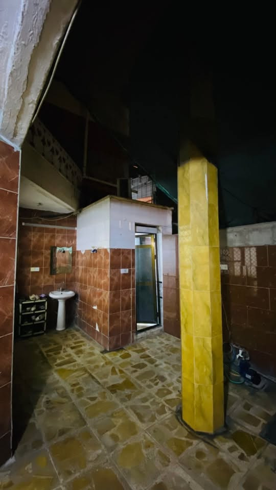 دار للبيع في مدينة الصدر قطاع 43 اول فرع مقابيل مستشفى الامام علي بيت مساحة 144 متر يحتوي ع اربع غرف فوك وأربعه جوه كما موضح في الصور أضافه إلى مخازن ثنين في السطح للاستفسار الاتصال ع ***********
