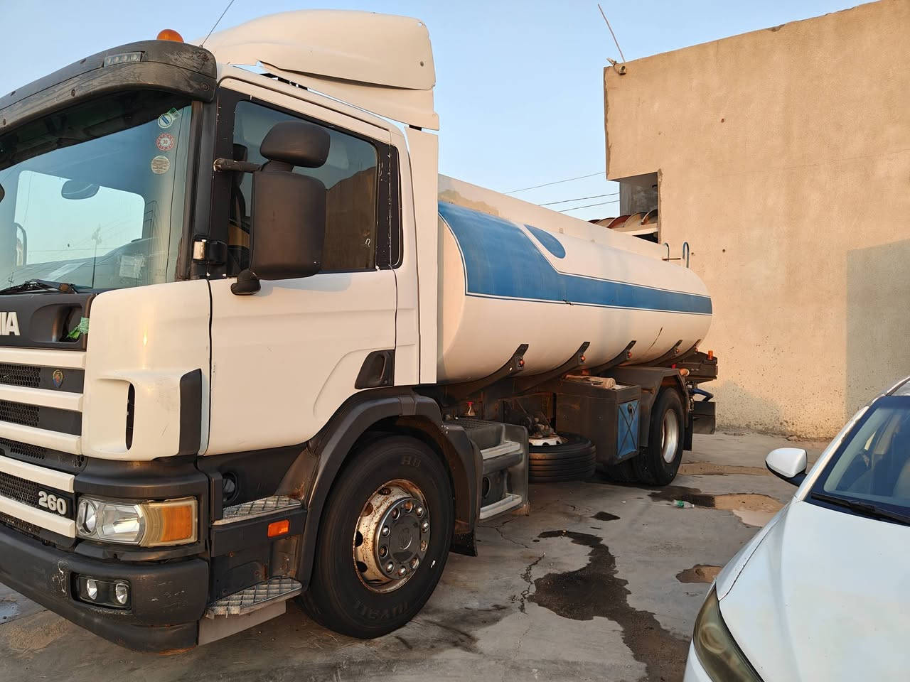 تنكر سكانيا موديل 2003 
مكينة بم ونوزل DS, الحمولة 16 طن 
السيارة جاهزة تخم تاير، رقم بصرة انگليزي تحويل ثاني يوم 
رقمي ***********
