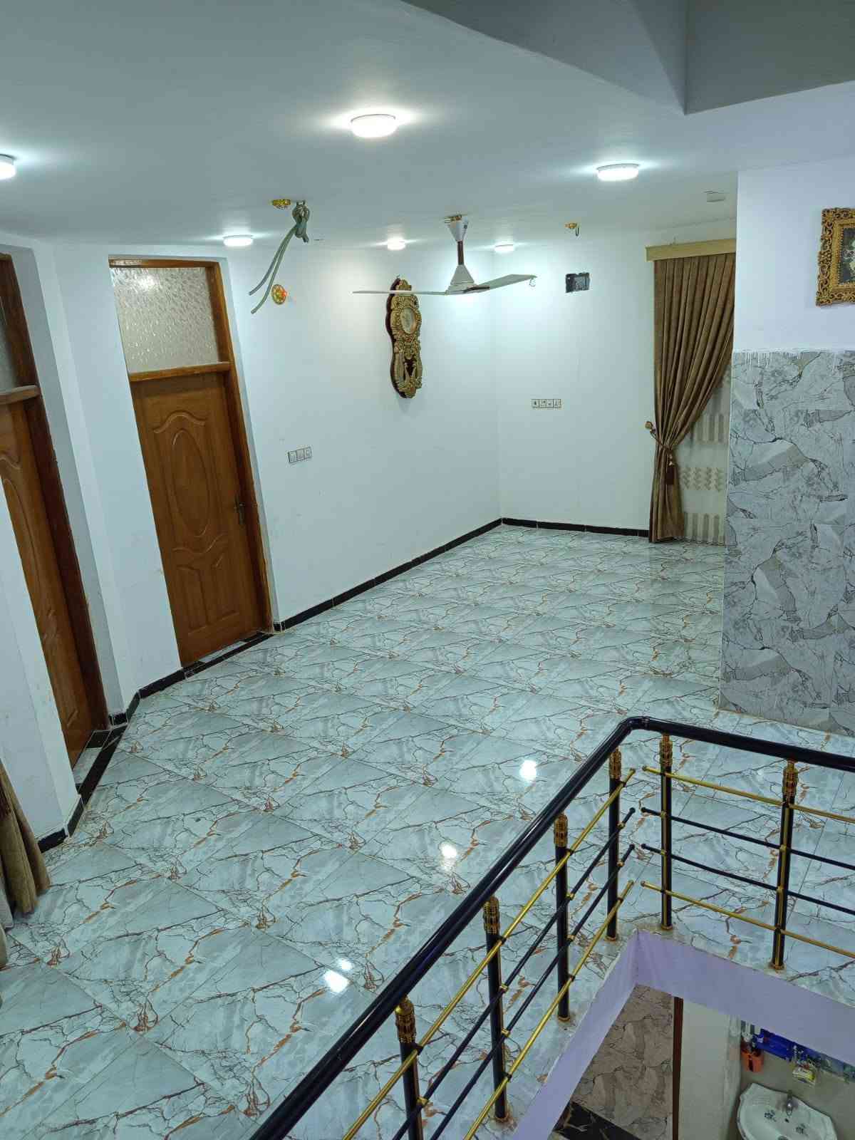 معروض لدينا للبيع

دار سكني 100 م مربعه
10*10 ركن وجهين
طابقين على شارع 30 متر
 الطابق الاول يتكون من استقبال وطارمه وصحيات داخليه وخارجيه وغرفه وصاله 
ومطبخ

 الطابق الثاني يحتوي على غرفتين وصاله كبيره وصحيات داخليه 
بناء 2026 كافة الخدمات متوفره.
السعر المطلوب 160 مع المجال

للتواصل *********** او زيارة المكتب في الصالحية 
لمتابعة بقية العروض ⬇️

https://www.facebook.com/share/g/1H7SN175SY/
