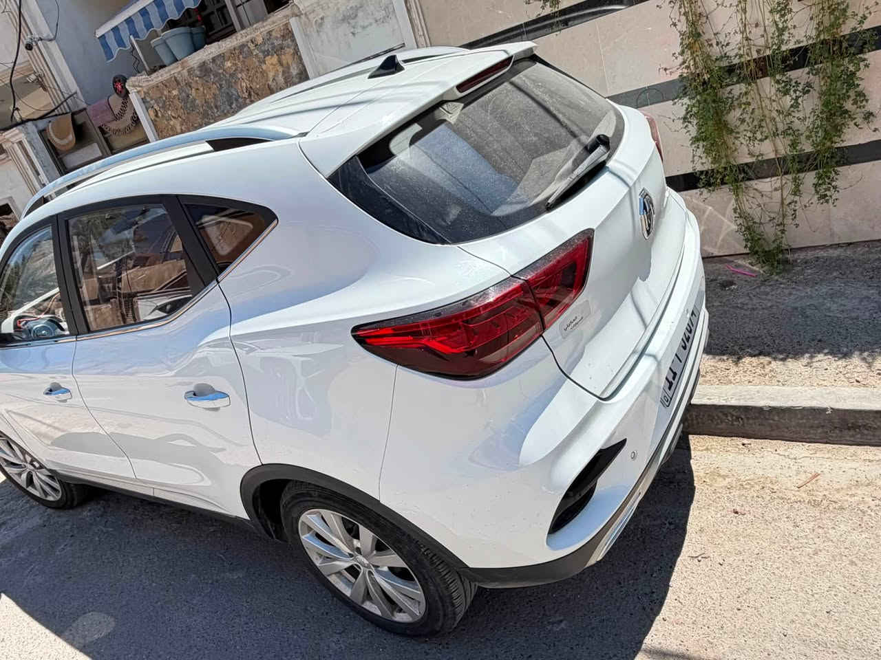 السلام عليكم
MG ZS موديل 2021 - لون ابيض
رقم بغداد 
ماشية 70 الف
*المواصفات:*
المحرك 1.5 لتر - 4 سلندر اقتصادي جداً
كير اوتوماتيك CVT
تحكم ستيرن - شاشة لمس كبيرة - كاميرا خلفية
حساسات - مثبت سرعة - مانع انزلاق
مكفوله من كل نواحي 
السيارة نظيفة وجاهزة وما تحتاج اي مصرف
كير - محرك - تبريد - كهربائيات مكفولة

المكان: بغداد -البنوك
الرقم :***********
