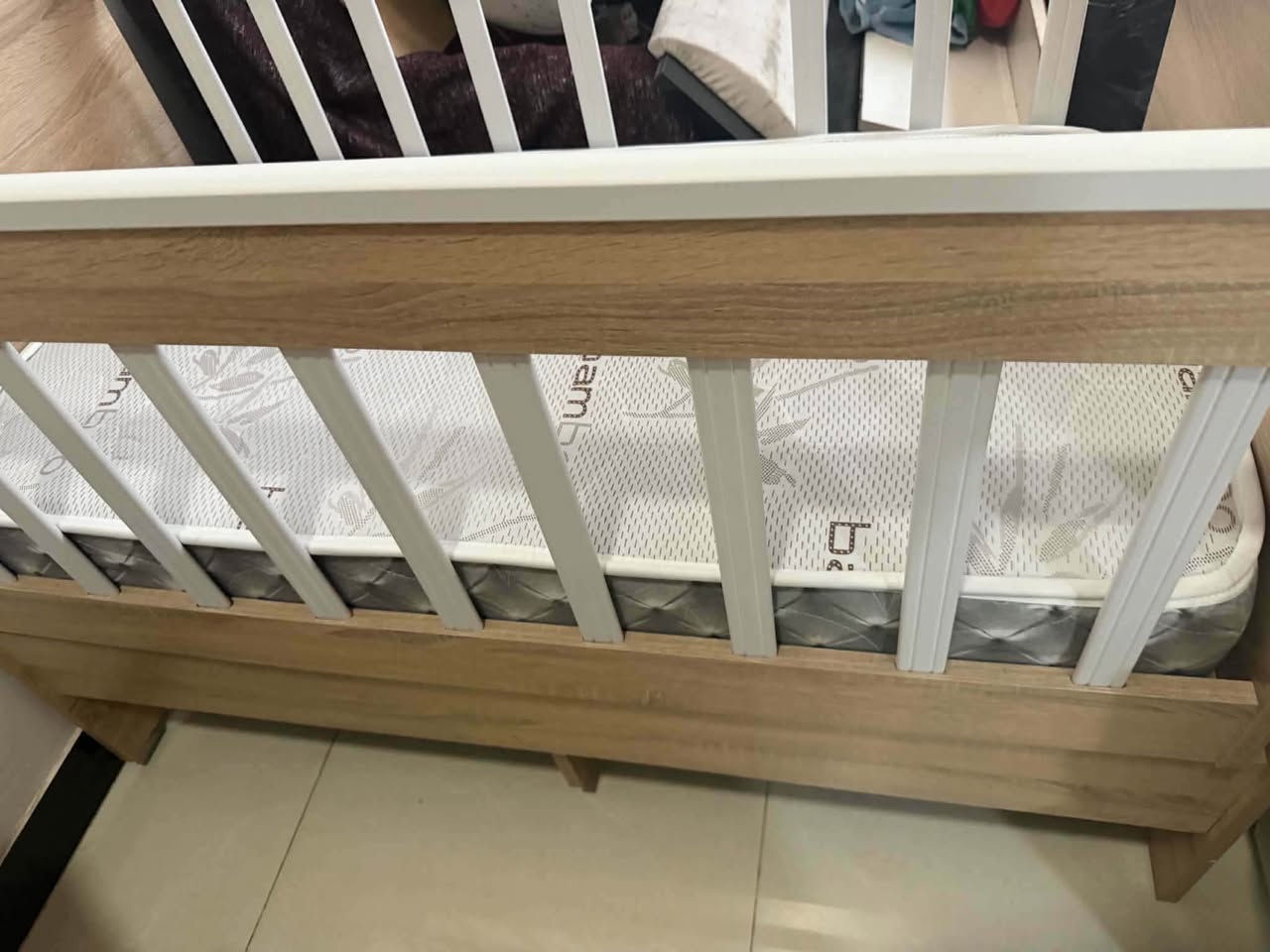 للبيع 
الطبلات ٣ ب ٢٠٠ 
السرير ب ٧٥ 

***********

