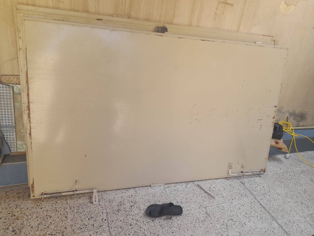 باب للبيع حديد من الوجهين يصلح ان يكون باب منزل او باب مخزن او باب محل عرض كل باب ١٢٣سم وطول كل باب ٢١٠سم حيل نظيف اخو الجديد باب ثقيل الوزن مع الملبن مالته السعر ٢٥٠ الف اذا اتروح على صناعة أبواب وشبابيك تعمل باب مثله يكلف ٥٠٠ الف من يرغب بالشراء التواصل على الرقم الاتي ***********
