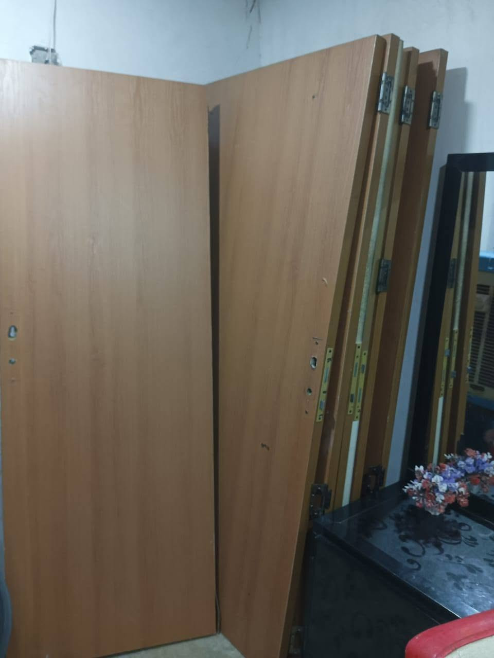 السلام عليكم  بوب للبيع هنة والملابن  نضافة 90بل مية اخو الجديد 8 بوب السعر 260 وبيهن مجال قليل للستفسار الاتصال علئ الرقم ***********
