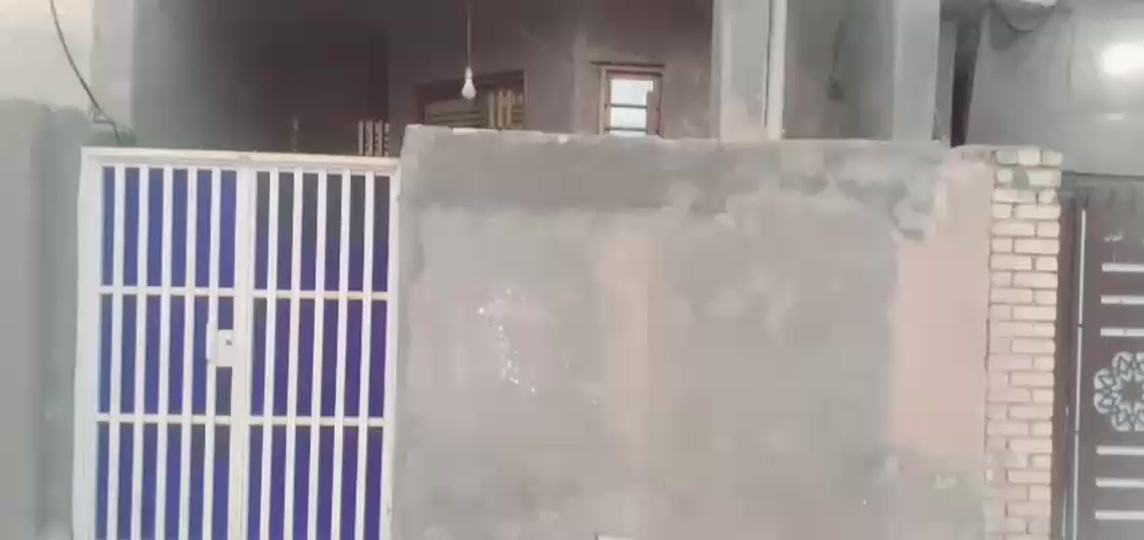 بيت للإيجار المكان حي الجامعي  المساحة 100 متر “ يحتوي على استقبال و صالةوغرفه ومطبخ و صحيات خارجية و داخلية وصاله مفتوحه في القاط الثاني فقط الموقع في شارع ٣٠ الي في نهايه شارع الفرن داخل دربونه  سعر الايجار 350 ***********

