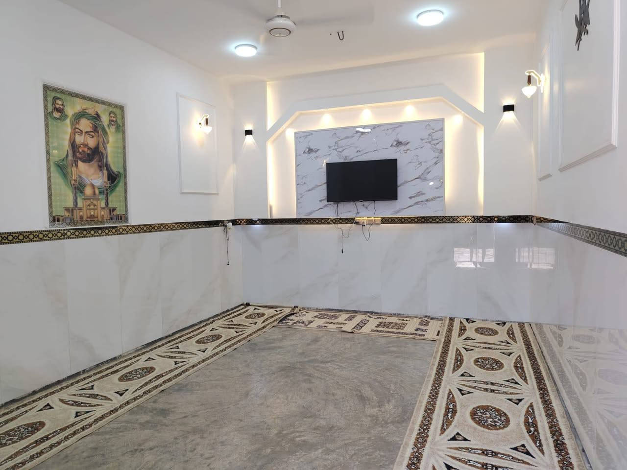 السلام عليكم
دار للبيع المساحه 140متر
بناء طابوك
يحتوي البيت 
استقبال 4×6
غرفتين نوم 4×5
مطبخ 3ونص×3ونص
صاله 3×6
حمام داخلي 160×160
ترك خلف البيت
مغاسل خارجيه

المكان/ بغداد/بسمايه/ قريه10 

***********/////***********
