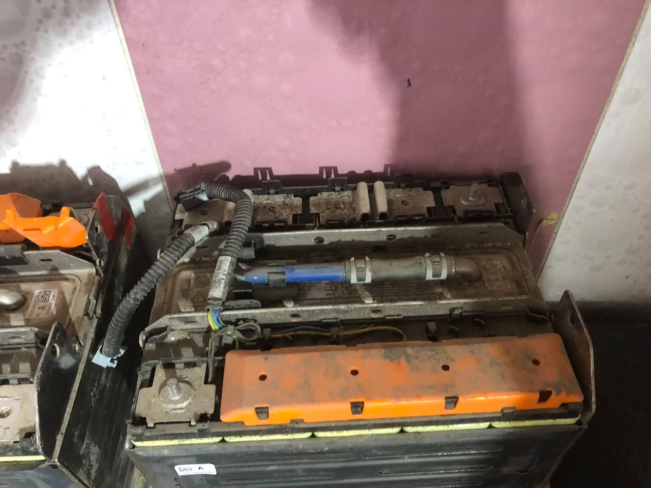 بطاريات الليثيوم على فحص كل حاويه بيه ٥ قطعة شغله 24 ڤولت ٩ حاويات سعر ٤٥٠ الف للكل بغداد ***********
