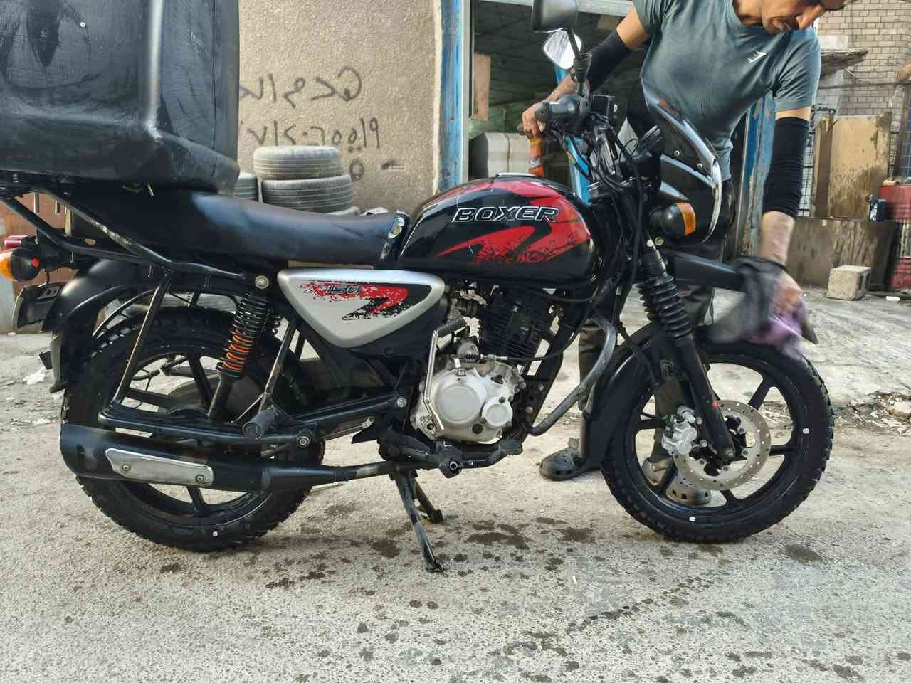 سلام عليكم
دراجه بوكسر للبيع موديل 22 نازله ب شهر 11يعني 23 مرقم وكامل لوحات طالعه بس ما مستلمهه على تحويل استلم لوحات واحول دراجه مجفته تجفيت شركه كلشي اصلي او وكاله دراجه ما ناقصهه اي شي ما تصرف عليه ولا ربع تخم تاير جديد ستوني مبدله دراجه رايدهه ب1900 
الرقم ***********
