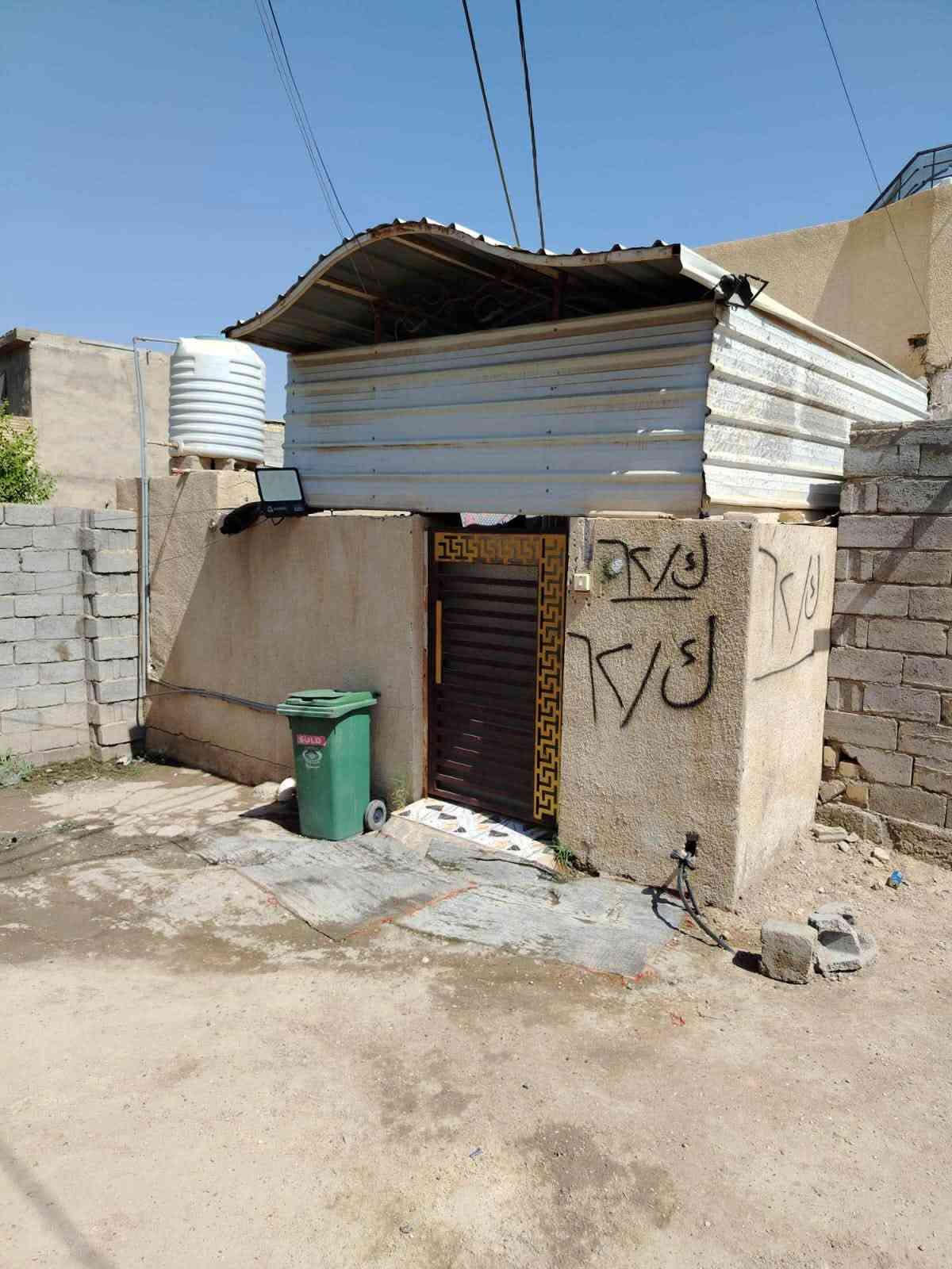 السلام عليكم بيت للبيع إصلاح زراعي سند 35 مكانه المحموديه قريه المعامره يحتوي ع صاله مطبخ استقبال والقاط الثاني غرفه وصحيات خطين مي خطين كهرباء مساحته حوالي 150 واجهيه 8 تبليط كهرباء مي بيه ورقه بالبلديه قصاصه سعره 60 وبي مجال بسيط *********** 
***********

