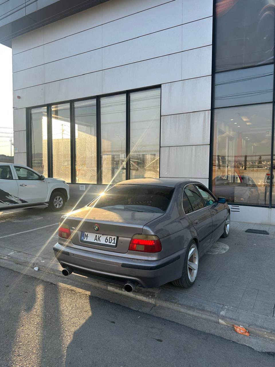bmw 528i 
سلايت 
تبريد سه ر سويجي 
موديل ١٩٩٨ 
گير توماتيك 
منفيس غرامات شه رت 
طخم تايره جديد 
صبخ عام 
گير مه كينه ب شه رتن. مه كينا وى ديكيلي دكتن 
سعر ٣٧ و مجال. 

‭***********‬ زاخو, دهوك
