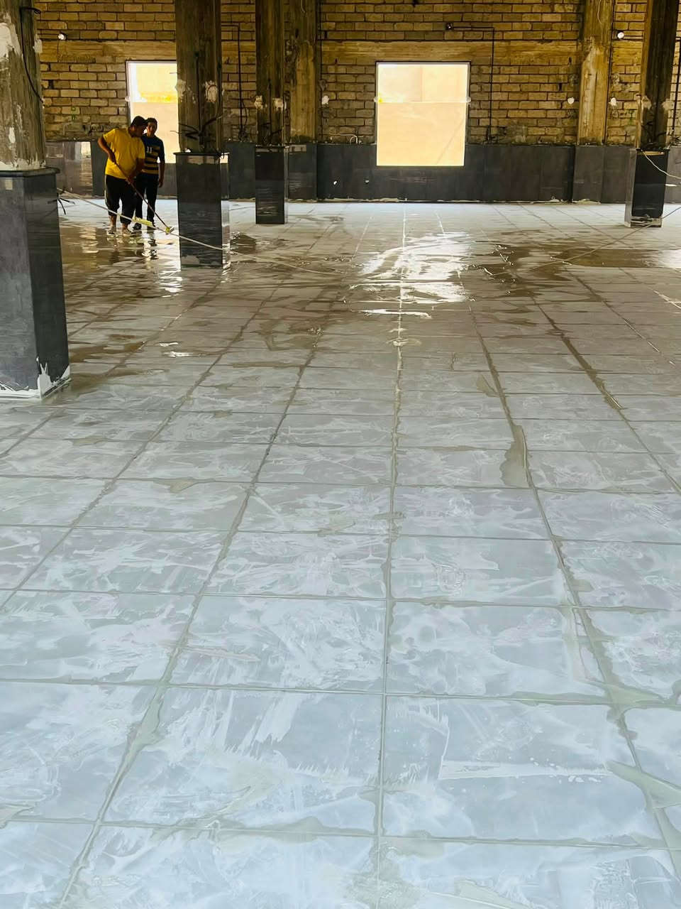 تم بحمدالله اكمال المرحله النهائية للسراميك الارضيه وهي عمليه الاسمنت الابيض (شربت الجوين)وجزا الله خيرا الجزاء للخوه العاملين ولكل من ساهم فى انجاز هذا الصرح العظيم ولم يتبقى سواء عمليه السقف الثانوي والجص للتبرع التواصل مع الاخوه القائمين على المسجد الاتصال على الأرقام التالية 

ابو عبدالرحمن/***********
ابو مصطفى /***********
