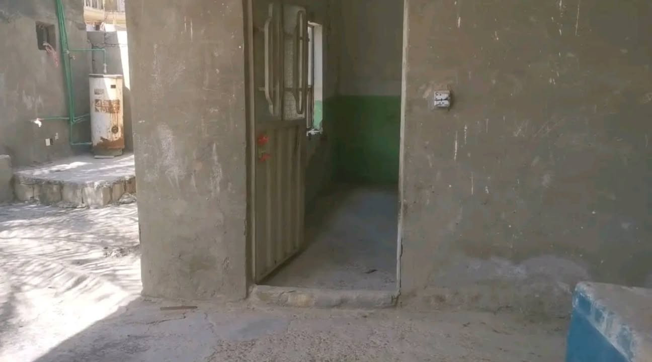 بيت للبيع في قضاء الكفل شارع ام البنين موقعة ركن قرب أسواق حاكم مساحة البيت ٢٢٠م بناء قديم يحتوي على غرفتين وصالة ومطبخ واستقبال كبير وصحياة خارجية البيت معرض بسعر ٤٠مليون قابل للتفاوض الاتصال على الرقم ***********
