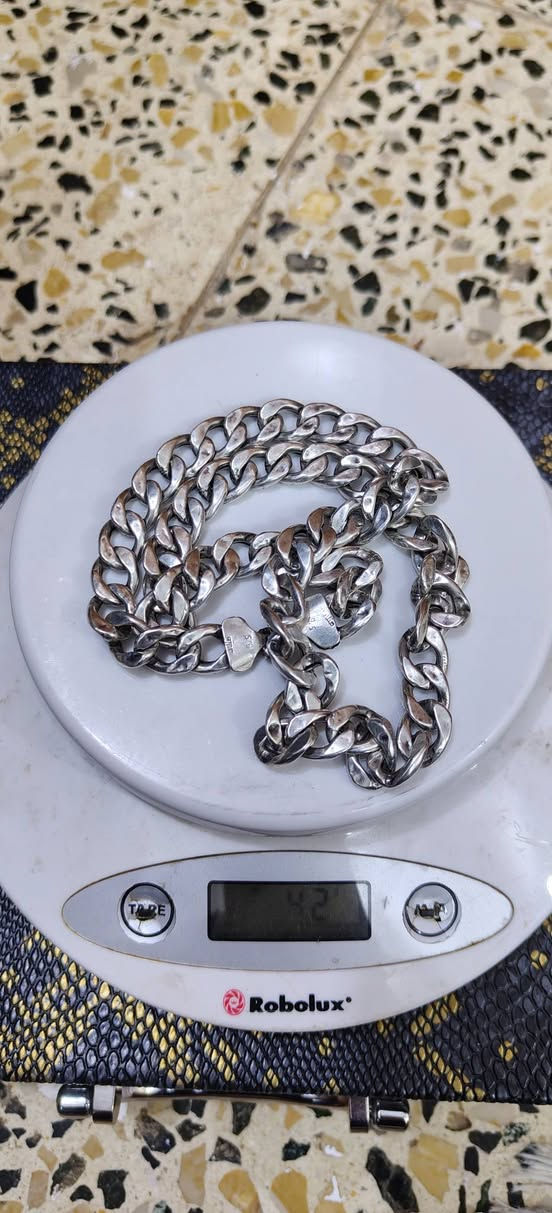 زنجيل فضه وزنه 42 غرام السعر 150 الف 
للاستفسار ***********
