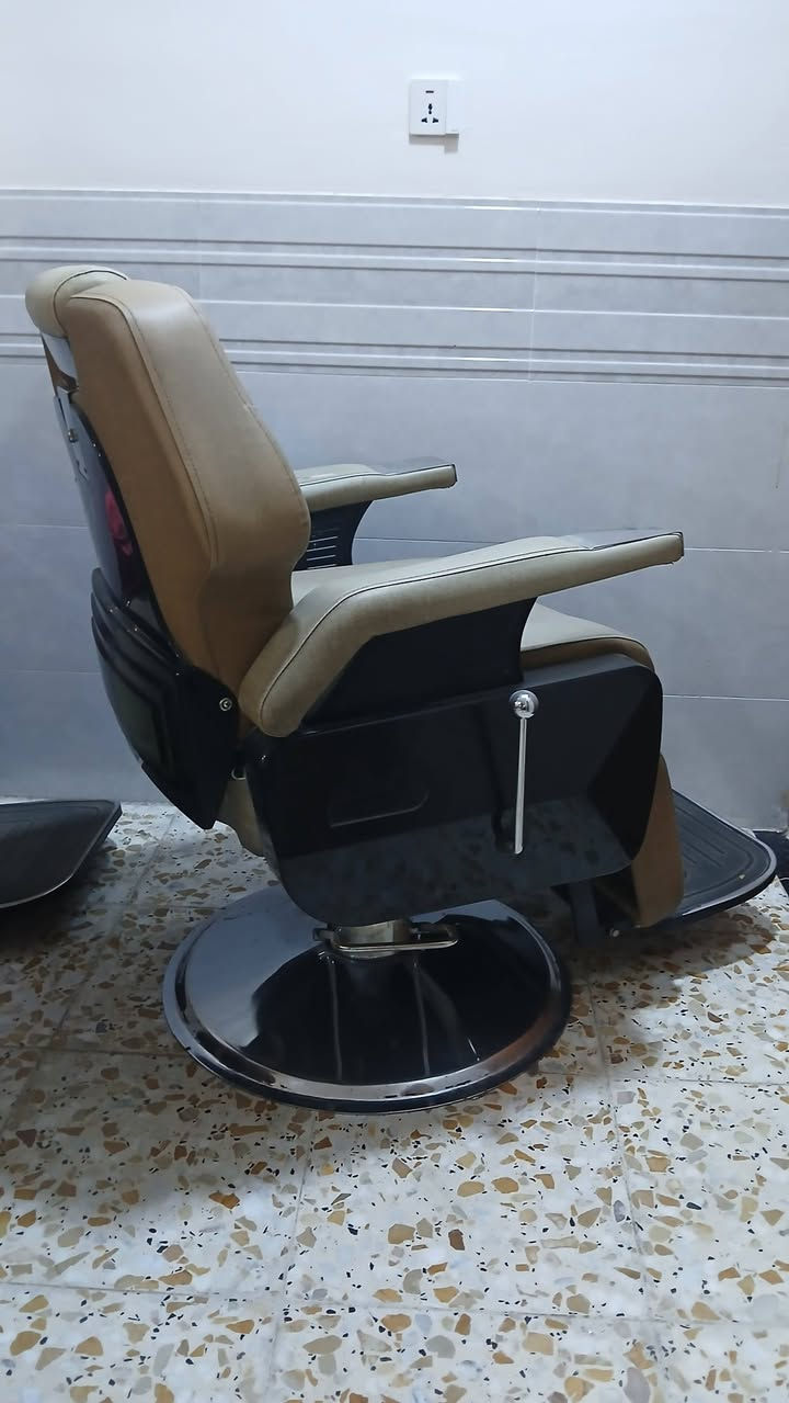 السلام عليكم للبيع كراسي حلاقه عدد 2 ( كرسي الشبح ) ابو الصندوك الباب الاول مو التجاري مال هسه نظافته 90%  الجكات كلهه شغاله والكيرات مال ظهر كلهه شغاله و العتلات مال راس كلهن شغالات السعر 370  هـ ***********
