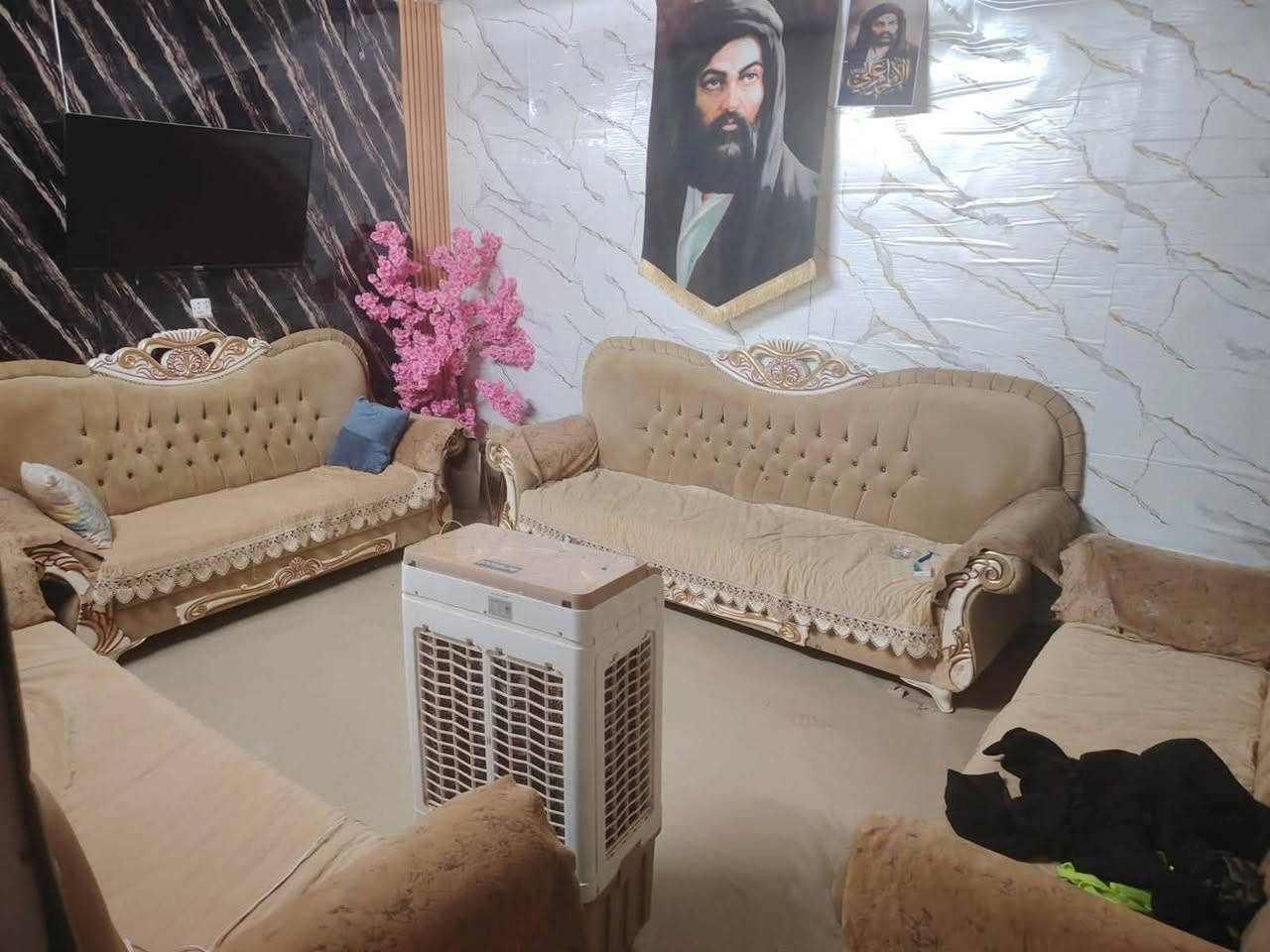 280 متر بسعر 30 مليون جاهز للسكن وقريب علئ الشارع الرئيسي
بيت للبيع مساحه ٢٨٠م
منطقة شارع النفط حي الجوادين
شارع النخله بيت جاهز للسكن
خدمات ماء مجاري كامله سقف صب 
غرفتين نوم صاله استقبال صحيات
فقط المطبخ  سيراميك الباقي صب
***********
للعرض او الاستفسار

