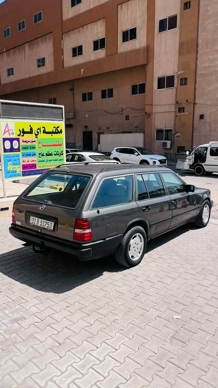 السلام عليكم ورحمة الله وبركاته
سيارة مرسيدس دب ستيشن موديل 88 نظيفة جداً محرك بنزين حجمه 300 قبغ أسود بلادي گير اوتوماتيك تبريد تدفئة ماشية 209 ألف كيلو متر سيارة بلادية مصبوغة عام غرفة بلادي نظيفة جداً الجام الامامي كهرباء و الخلفي چوبي السيارة كانت مخزونة مدة طويلة قواعد دبلات بلادية شواصي بلادي سيارة نصبتها كلش حلوة عظمتها حلوة الدشبول كله شغال اطارات جيدة اللون فيلي فتحة سقف تعمل صدر امامي خلفي جيد جداً السعر 75 ورقة وبيها مجال المكان قرب تقاطع درويش حي الإعلام للاستفسار الاتصال على الرقم *********** او الرقم  *********** يوجد واتساب بالرقمين 
سنوية الى 2030 .

